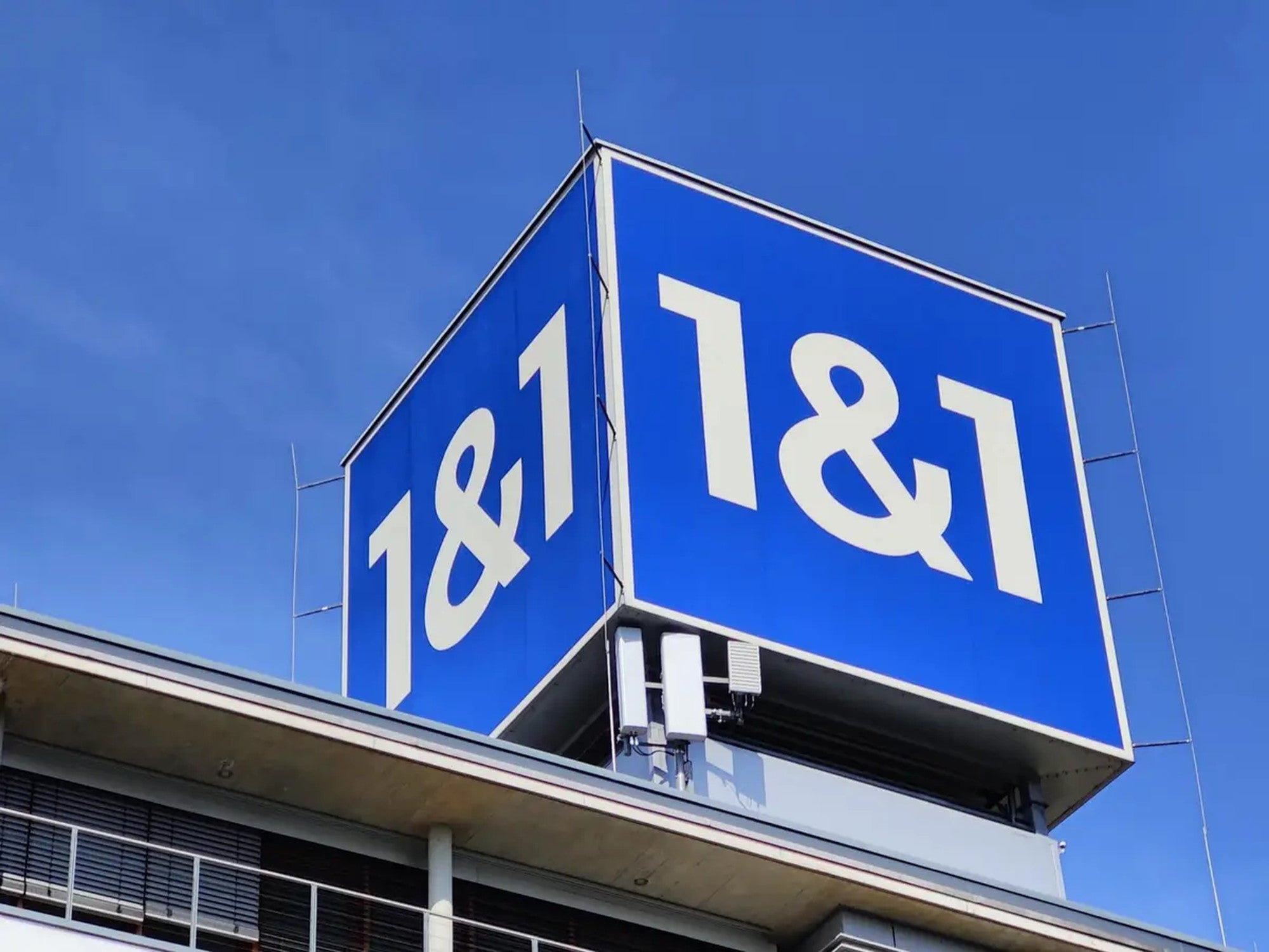 1&1 Logo auf einem Gebäude in Montabaur.