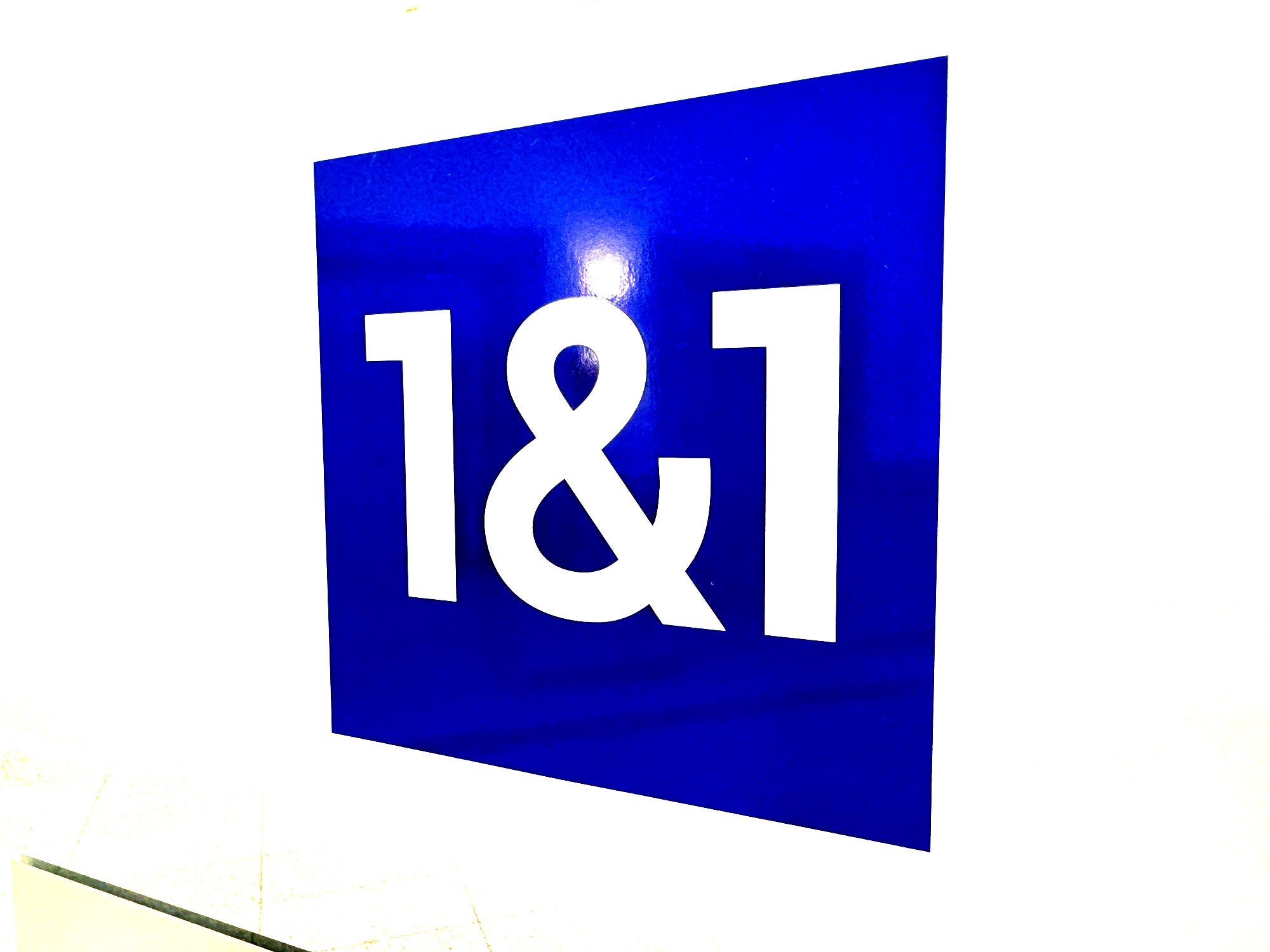 1&1-Logo auf einer Tür.