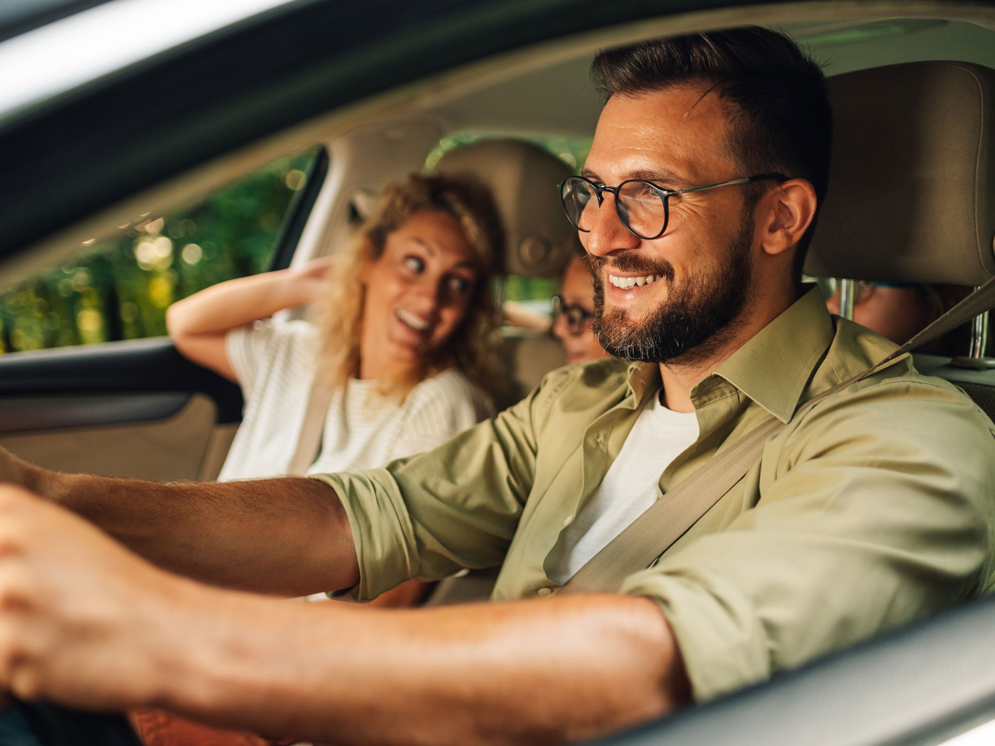 Eine Familie sitzt im Auto