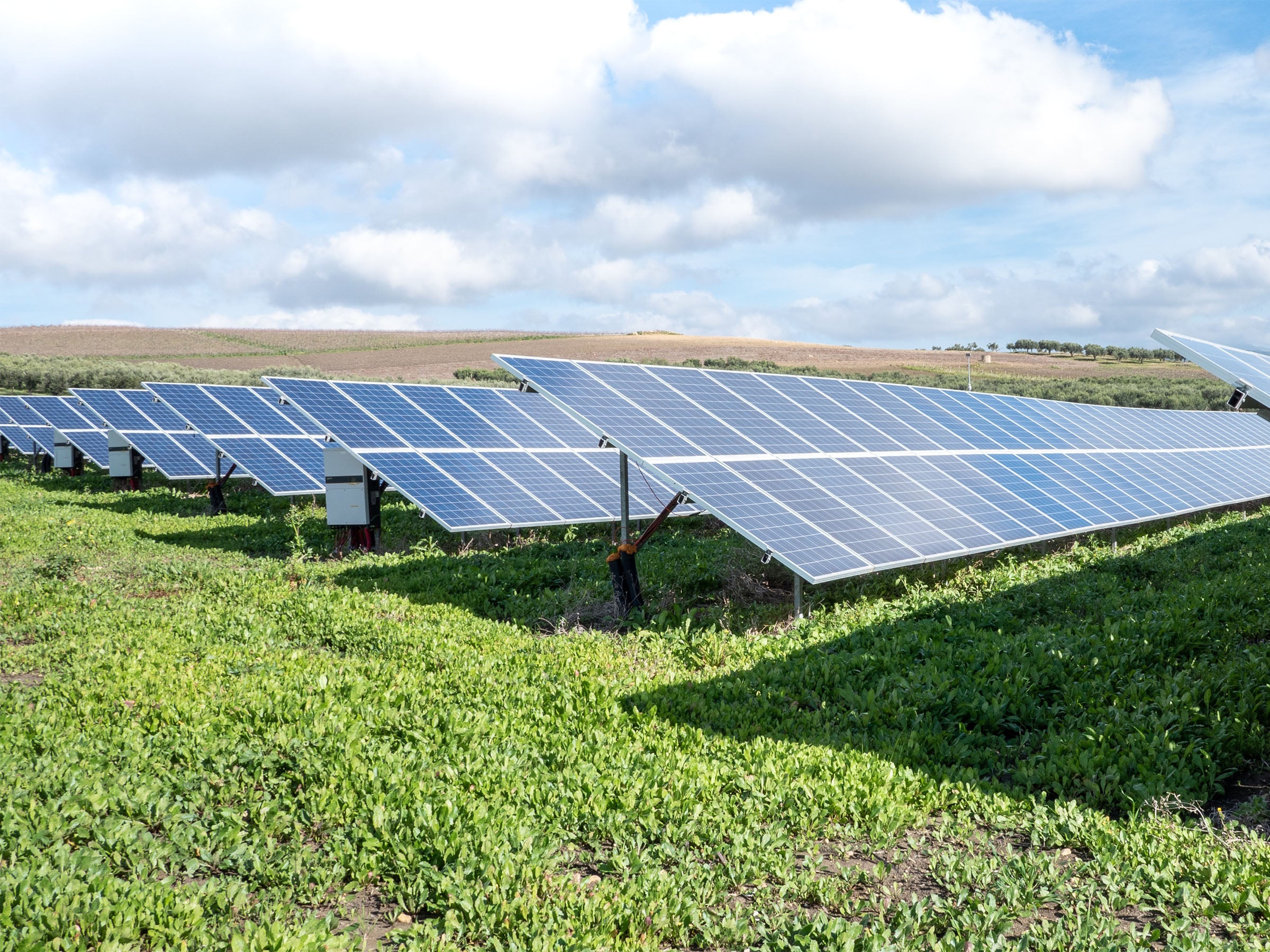 Solarstrom oder Fotovoltaikanlagen sind  gewinnbringende Investitionen, da der benötigte Energieträger kostenlos und  an 365 Tagen im Jahr zur Verfügung steht!