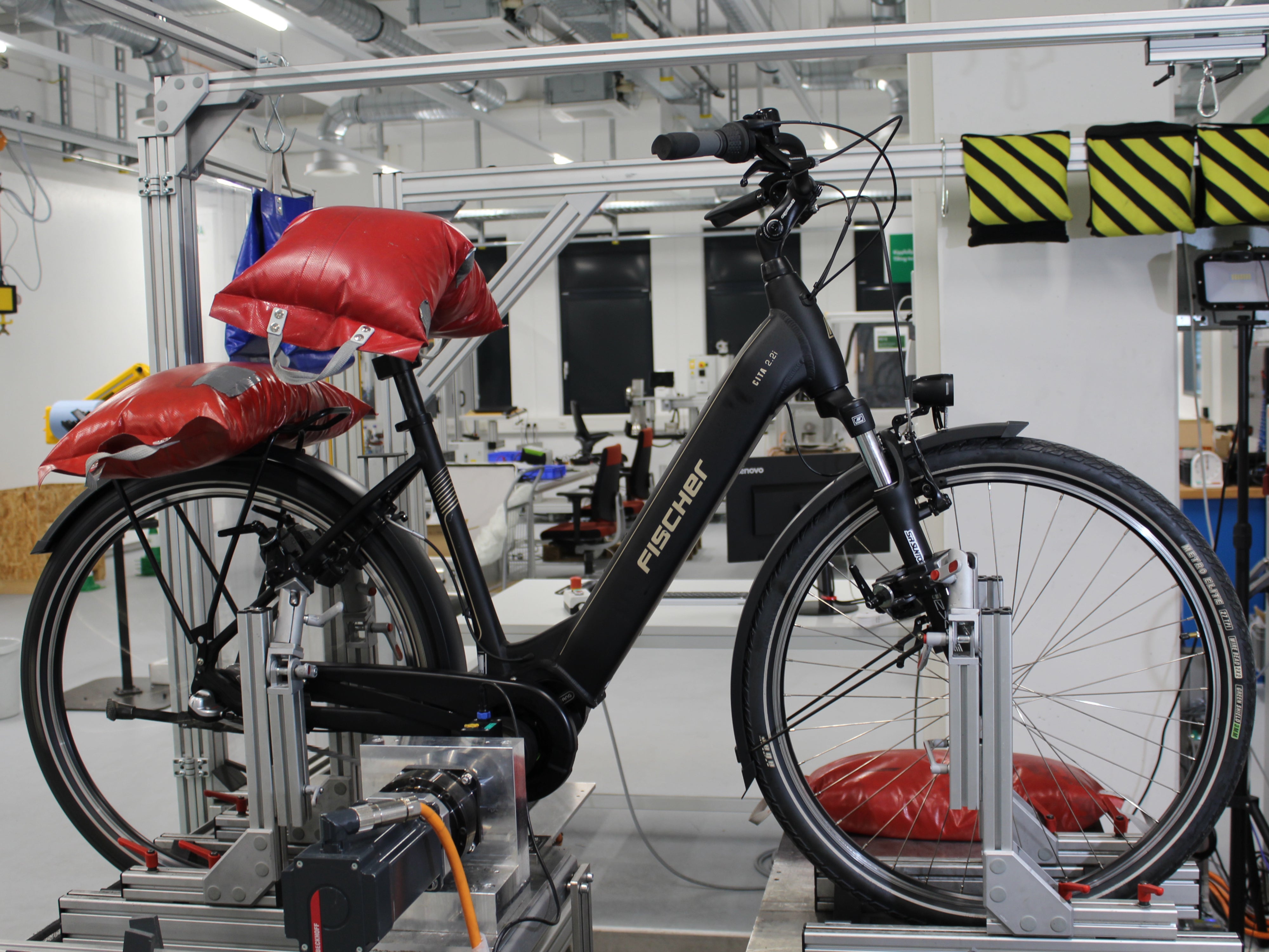 ADAC testet E-Bikes: Was haben günstige Modelle drauf?