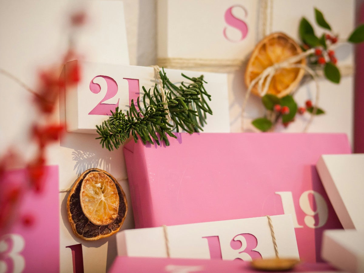 Ein Adventskalender in rosa-weißem Papier.