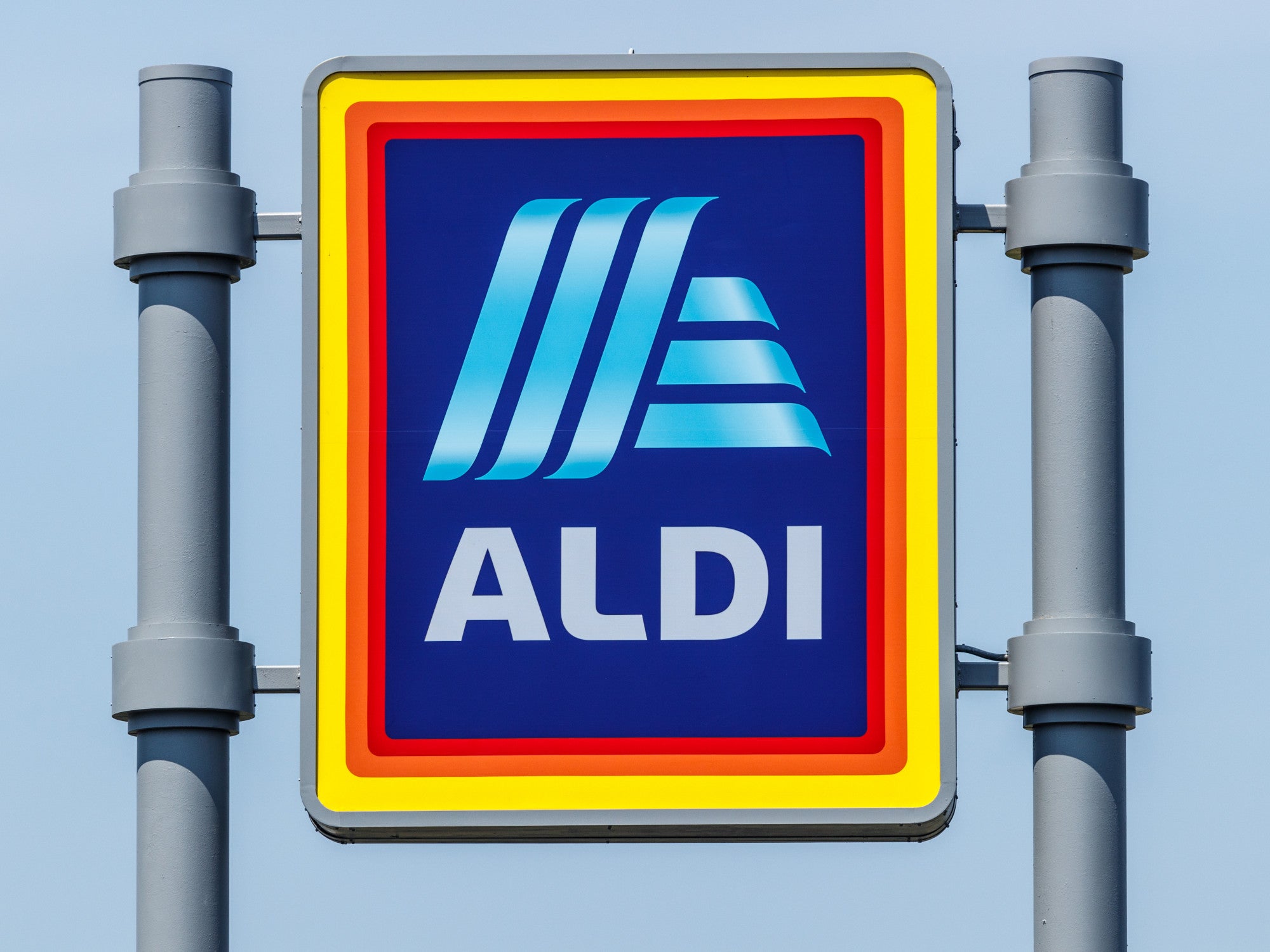 Aldi-Logo auf einem Straßenschild.