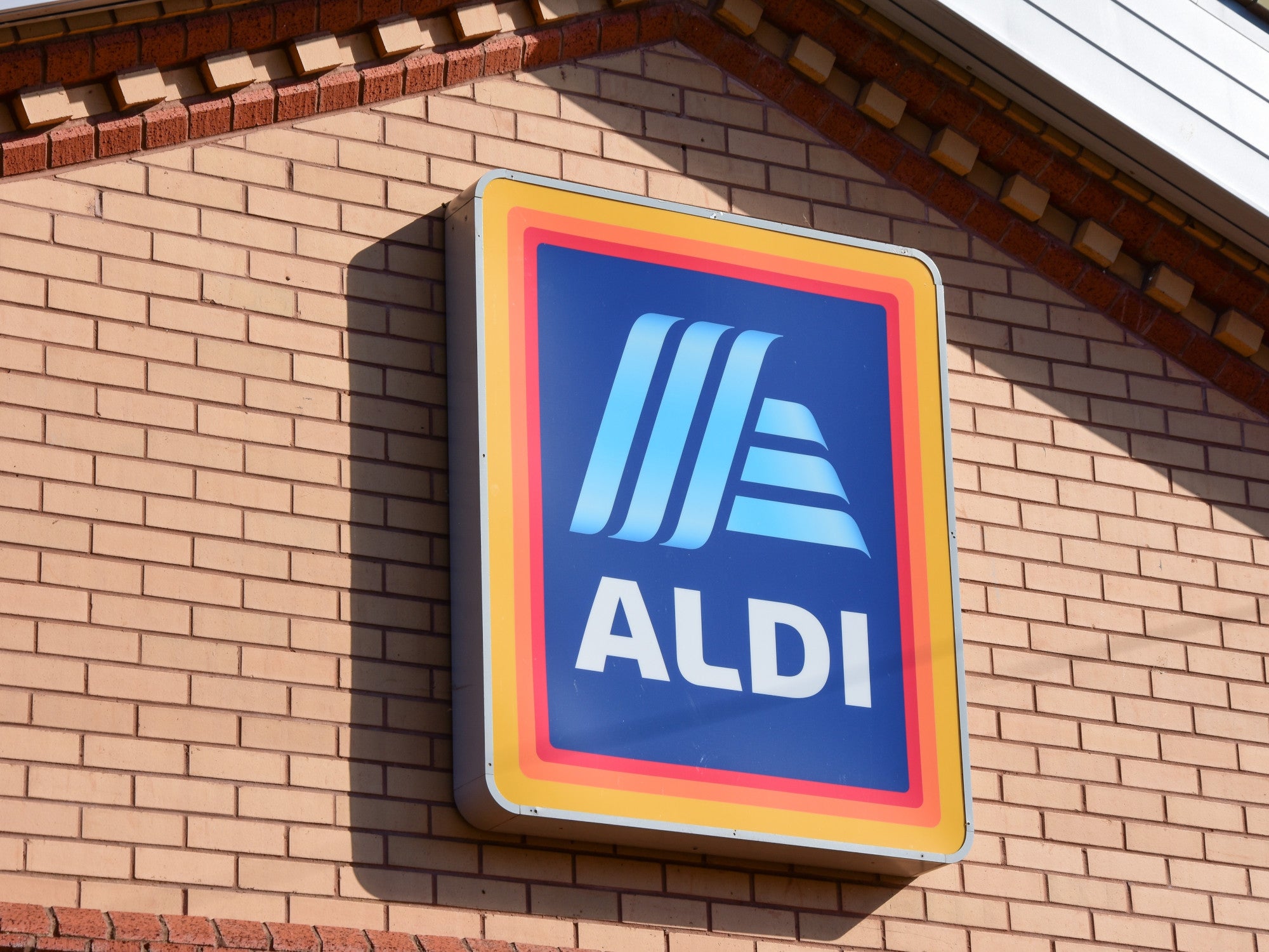 Aldi-Logo an einer Außenfassade einer Aldi-Filiale.