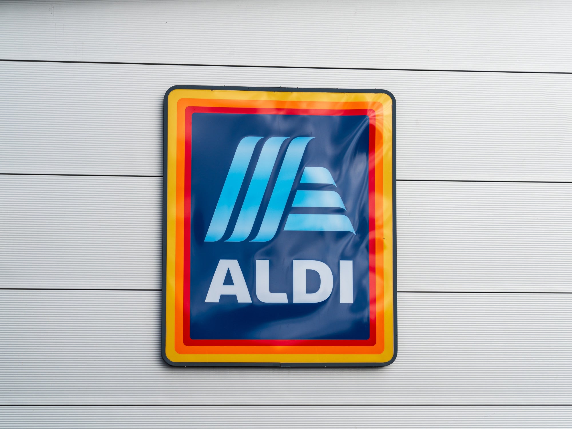 Aldi-Logo an einer Hausfassade.