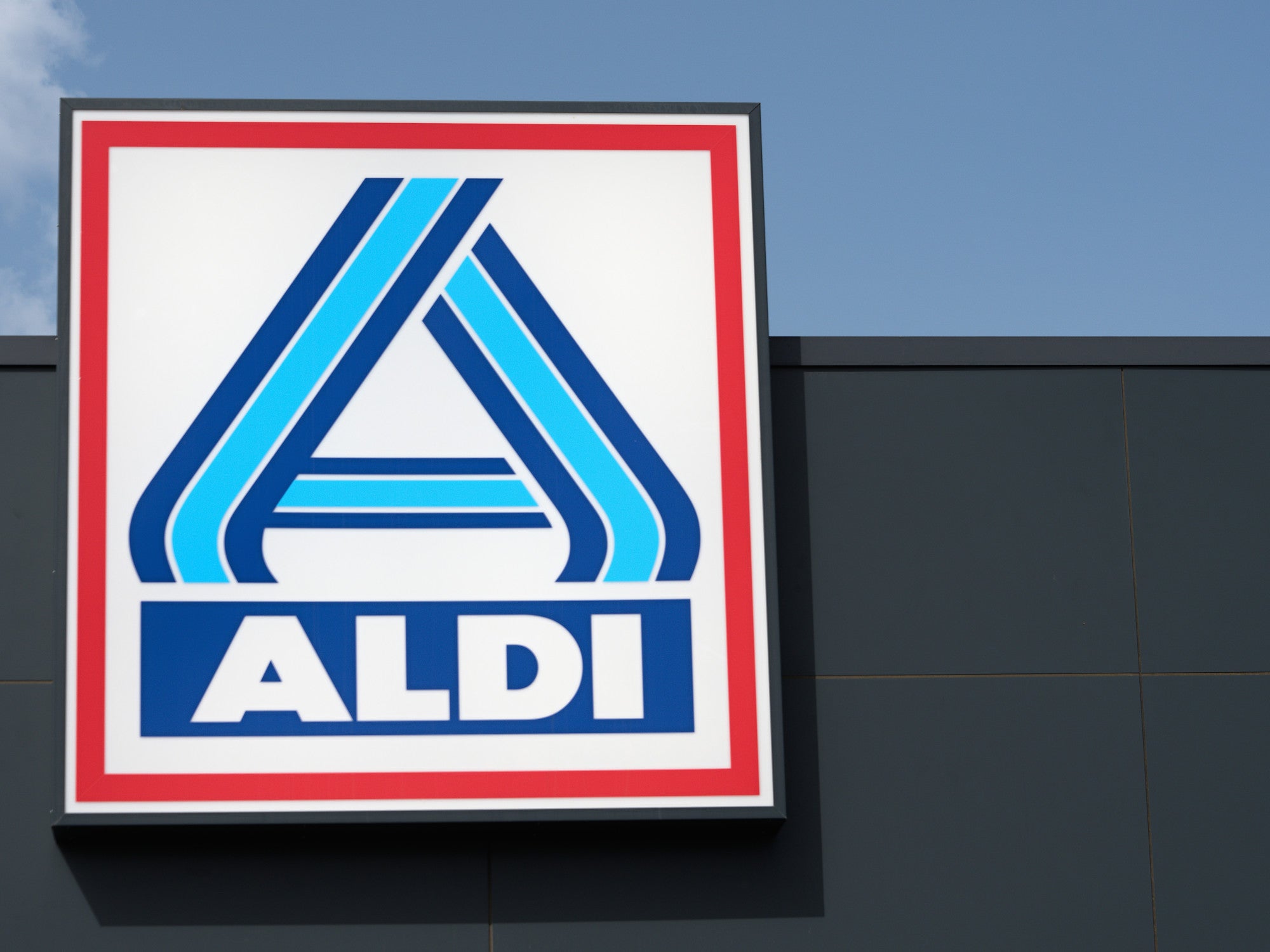 Aldi Logo an einer Hauswand.