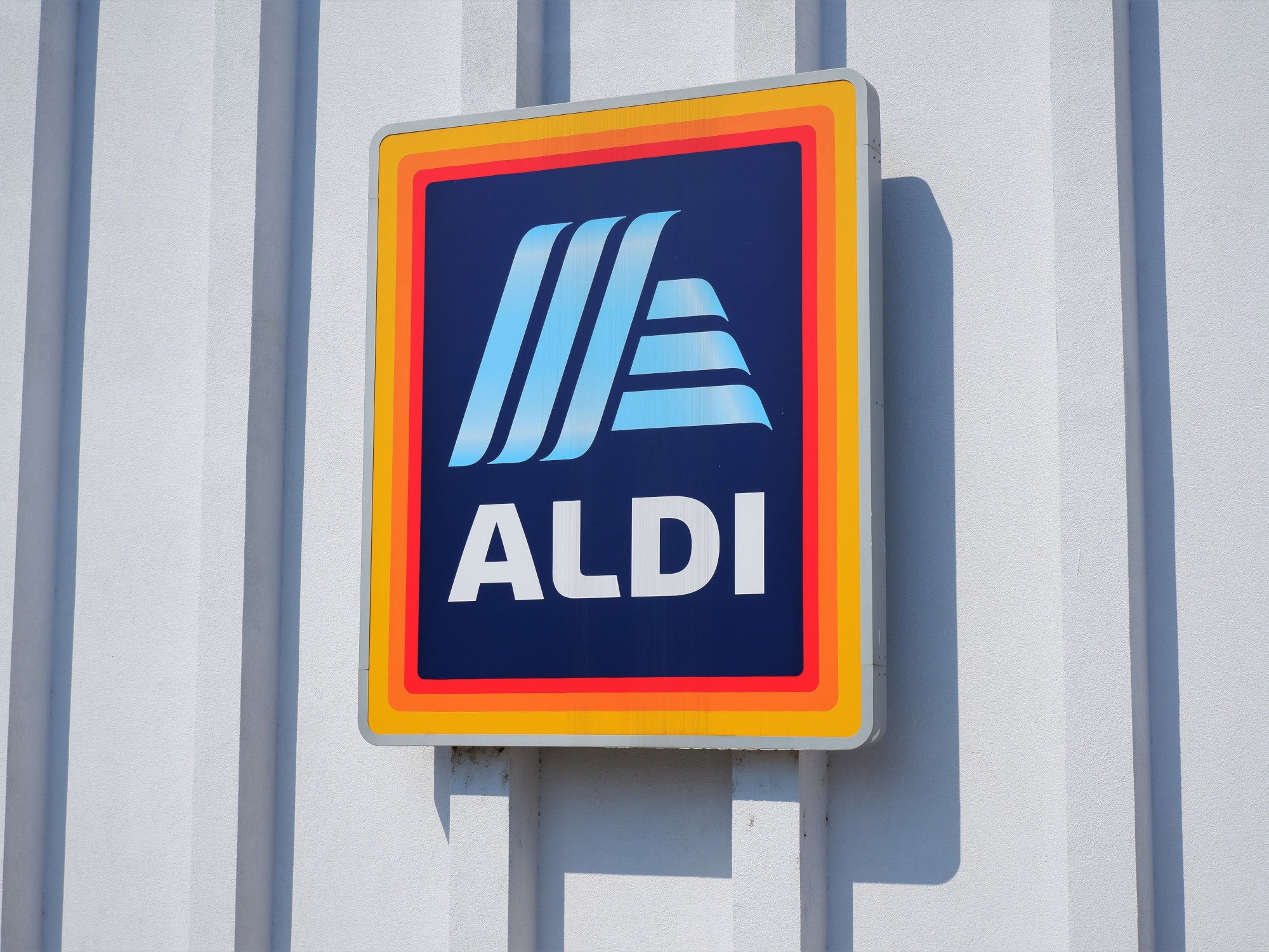 Aldi-Logo an einer Fillial-Außenfassade.