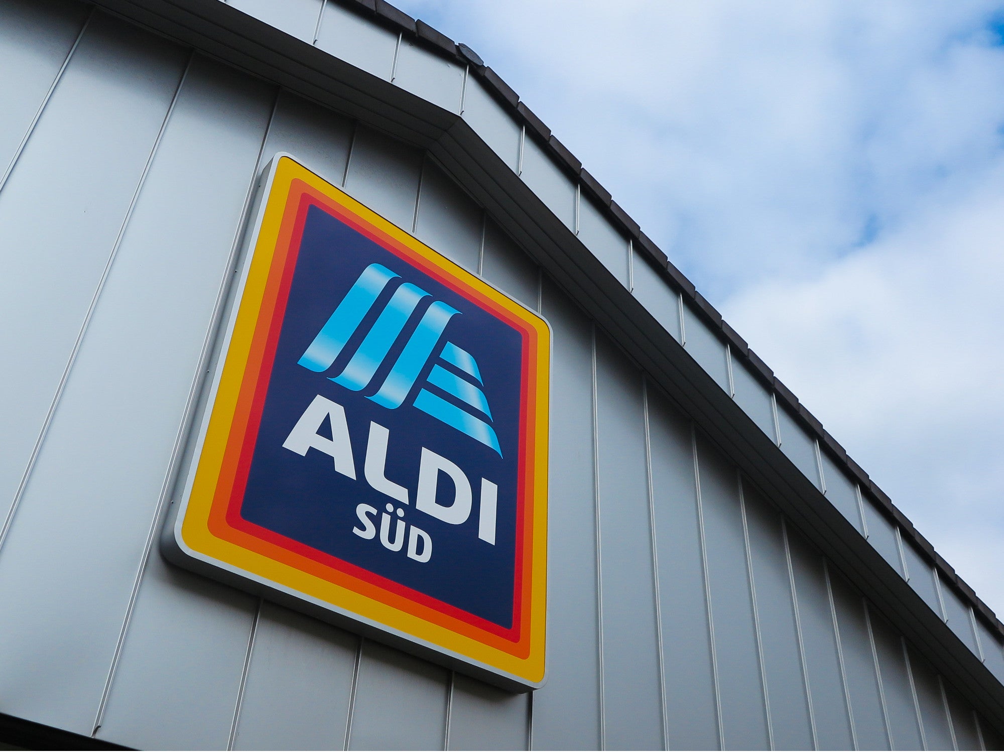 Aldi-Logo an einer Fillial-Fassade.