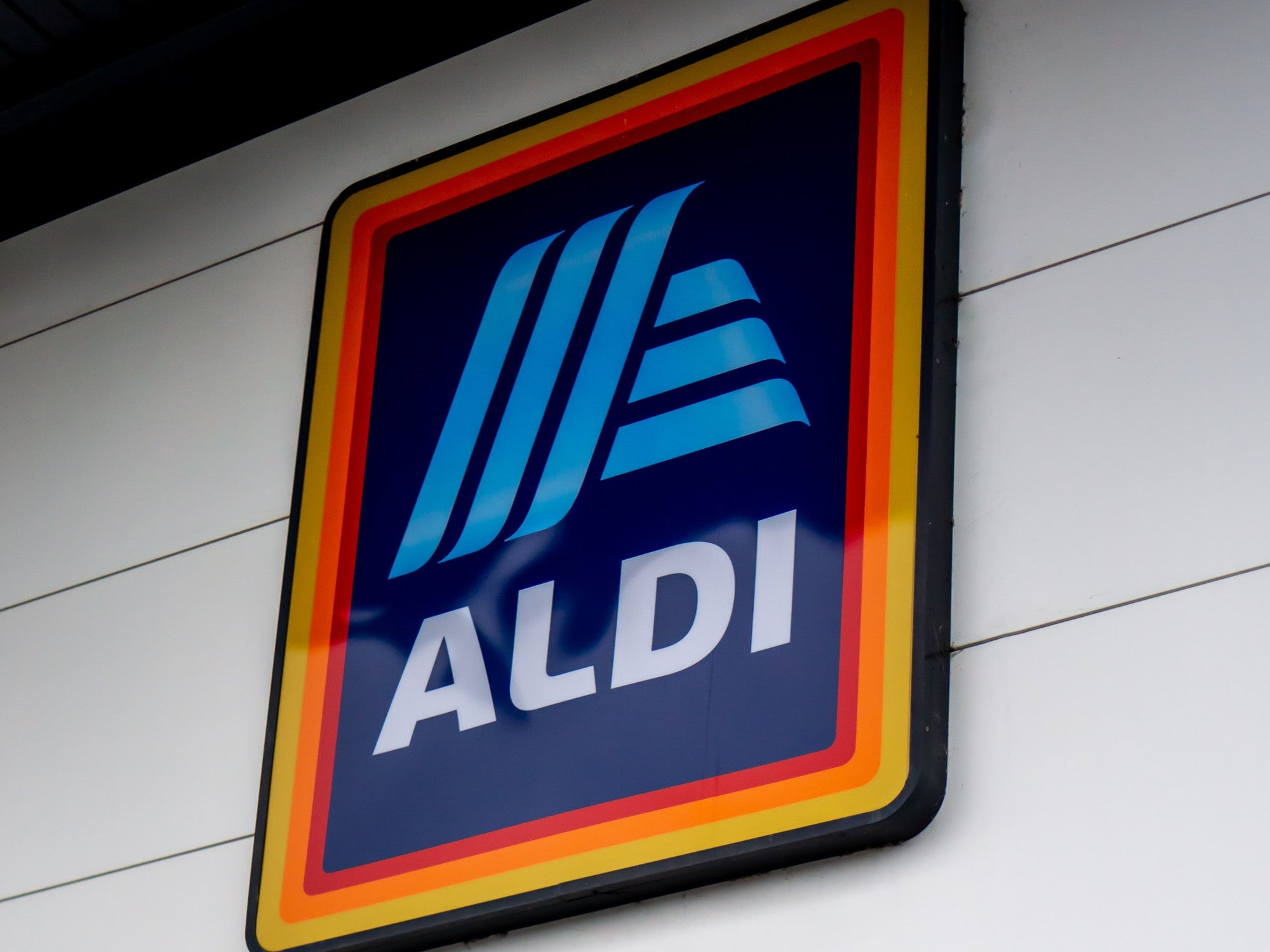 Aldi-Logo an einer Fassade.