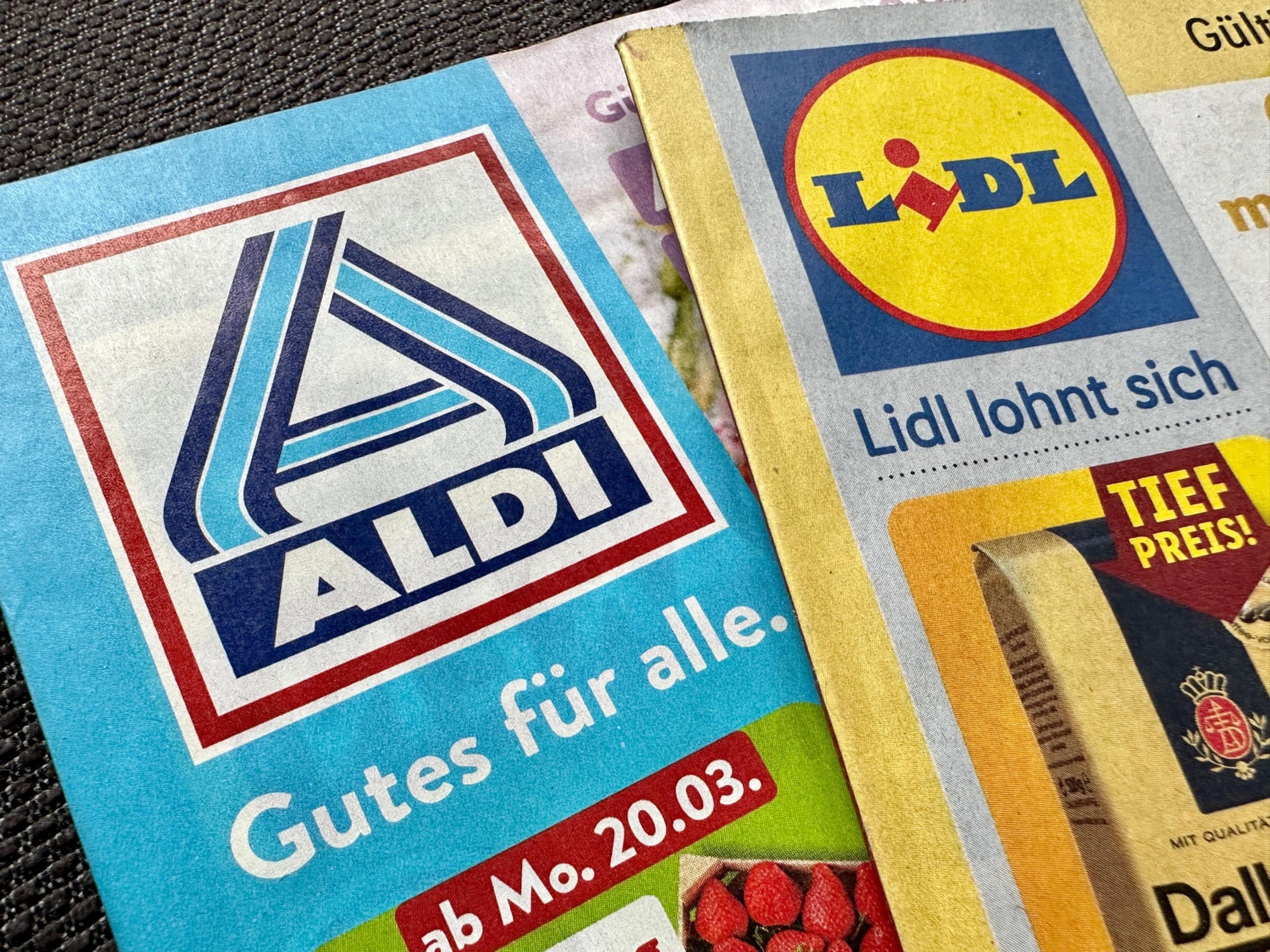 Zwei Prospekte von Aldi und Lidl.