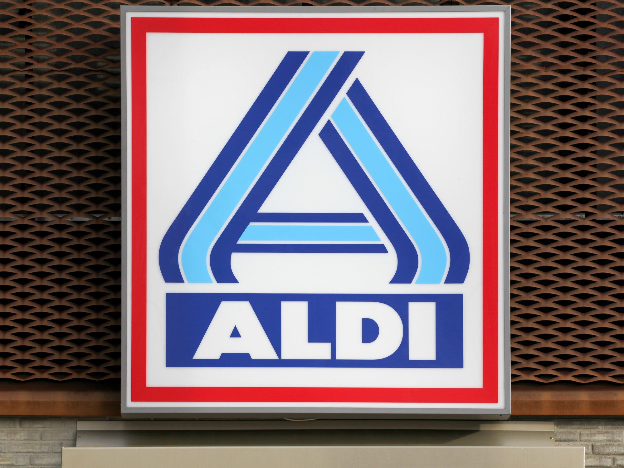 Aldi-Logo vor einem Gitter.