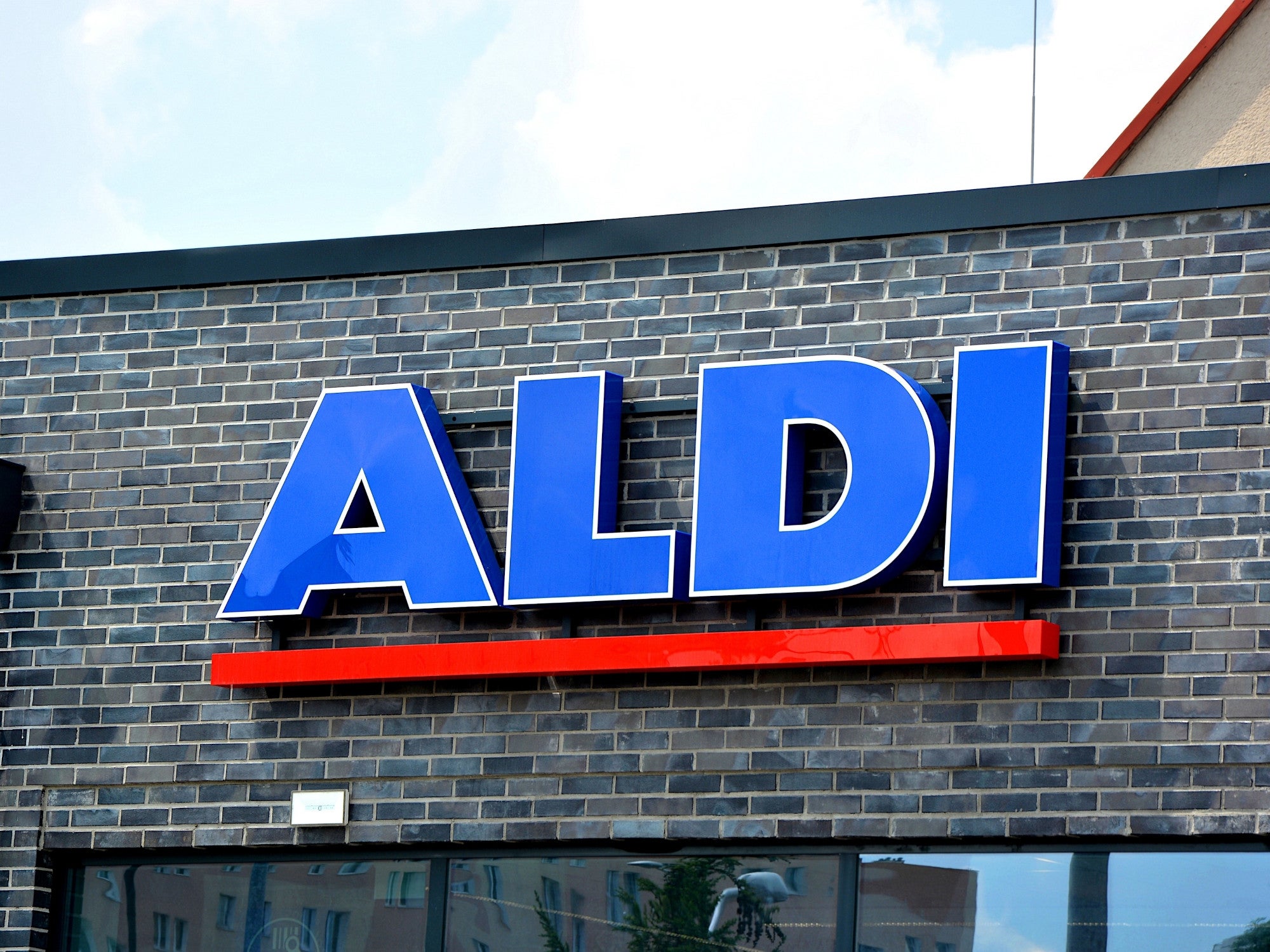 Logo von Aldi an einer Filiale.
