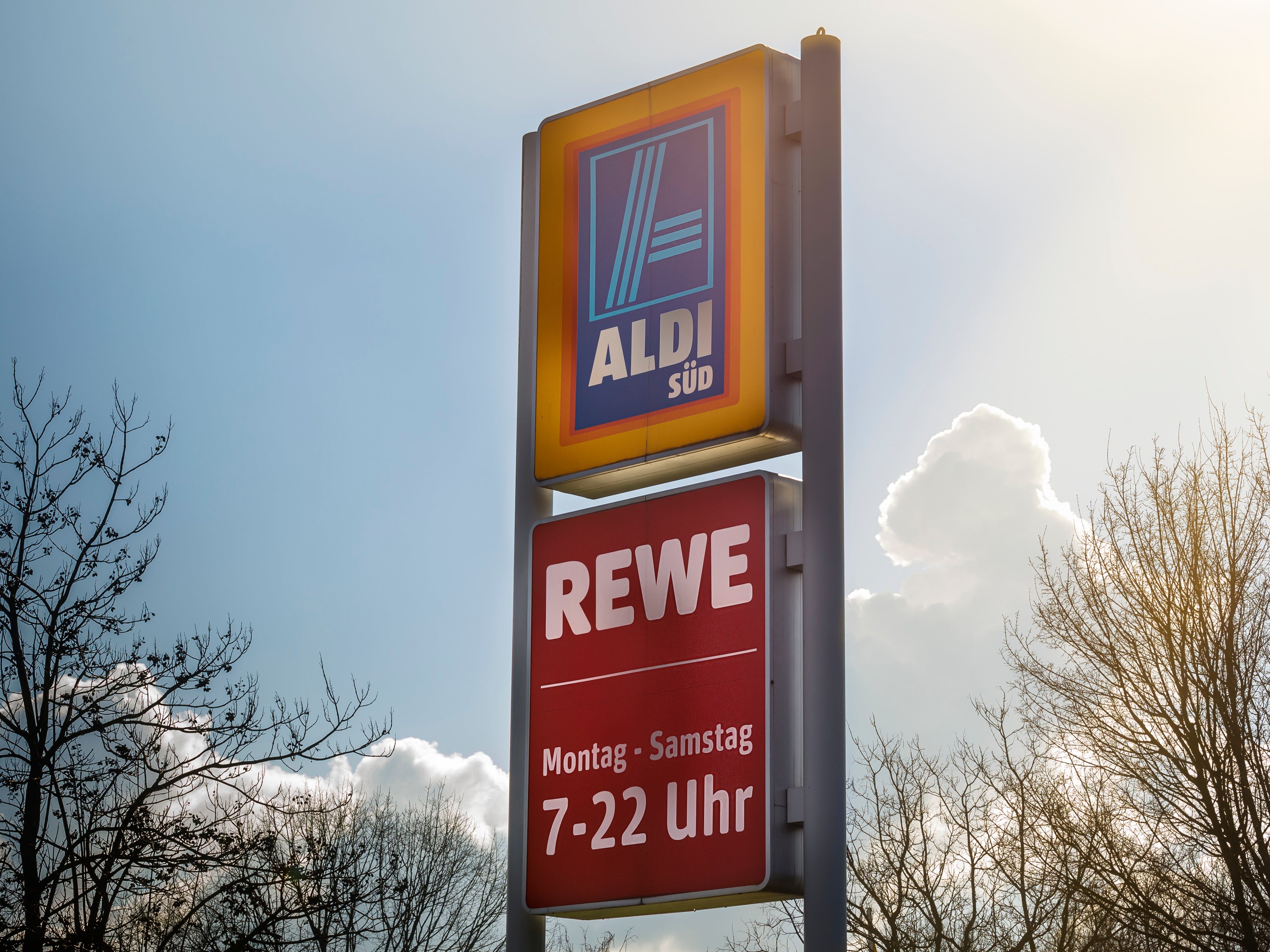 Schild mit ALdi und Rewe