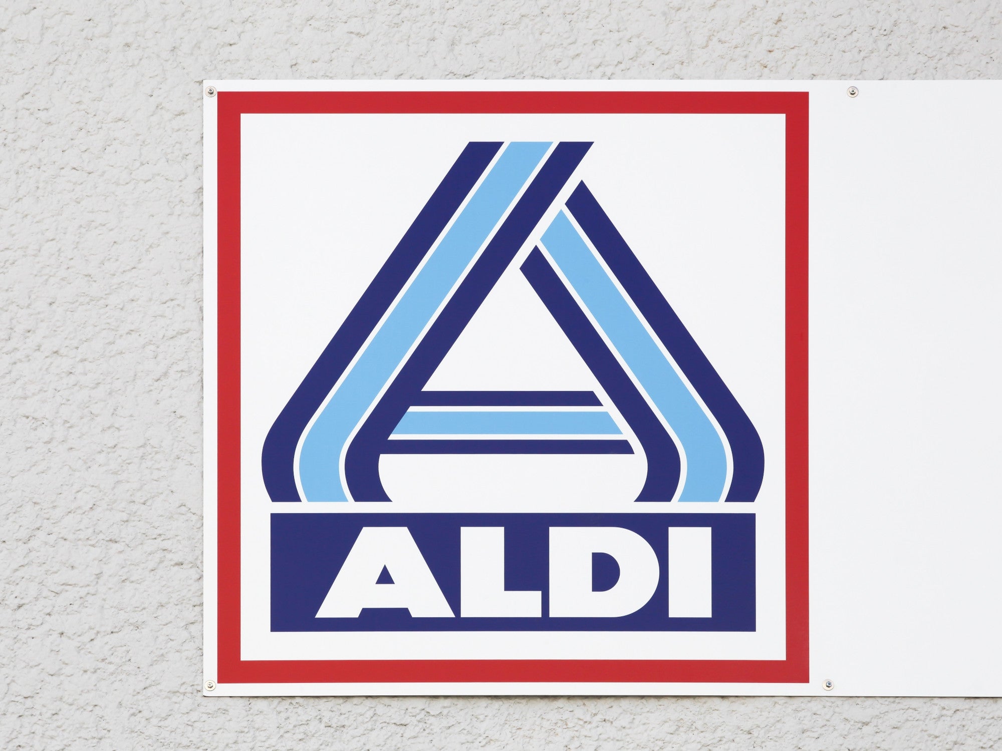 Aldi-Logo an einer Hausfassade.