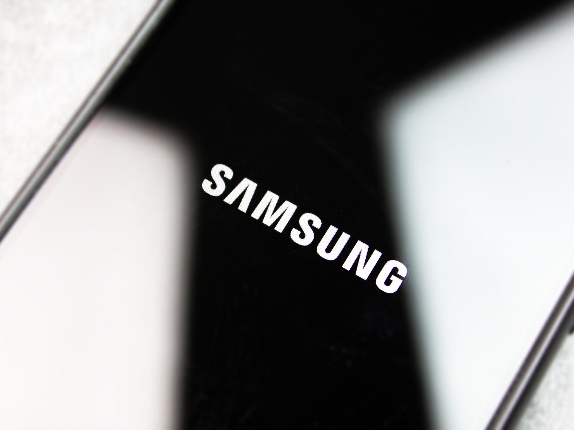 Samsung-Logo auf einem Smartphone-Display.