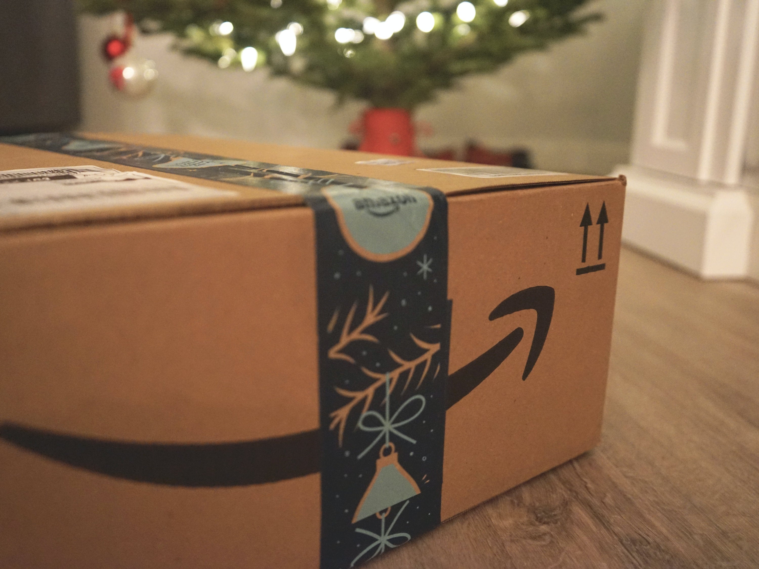 Ein Amazon-Paket unter dem Weihnachtsbaum