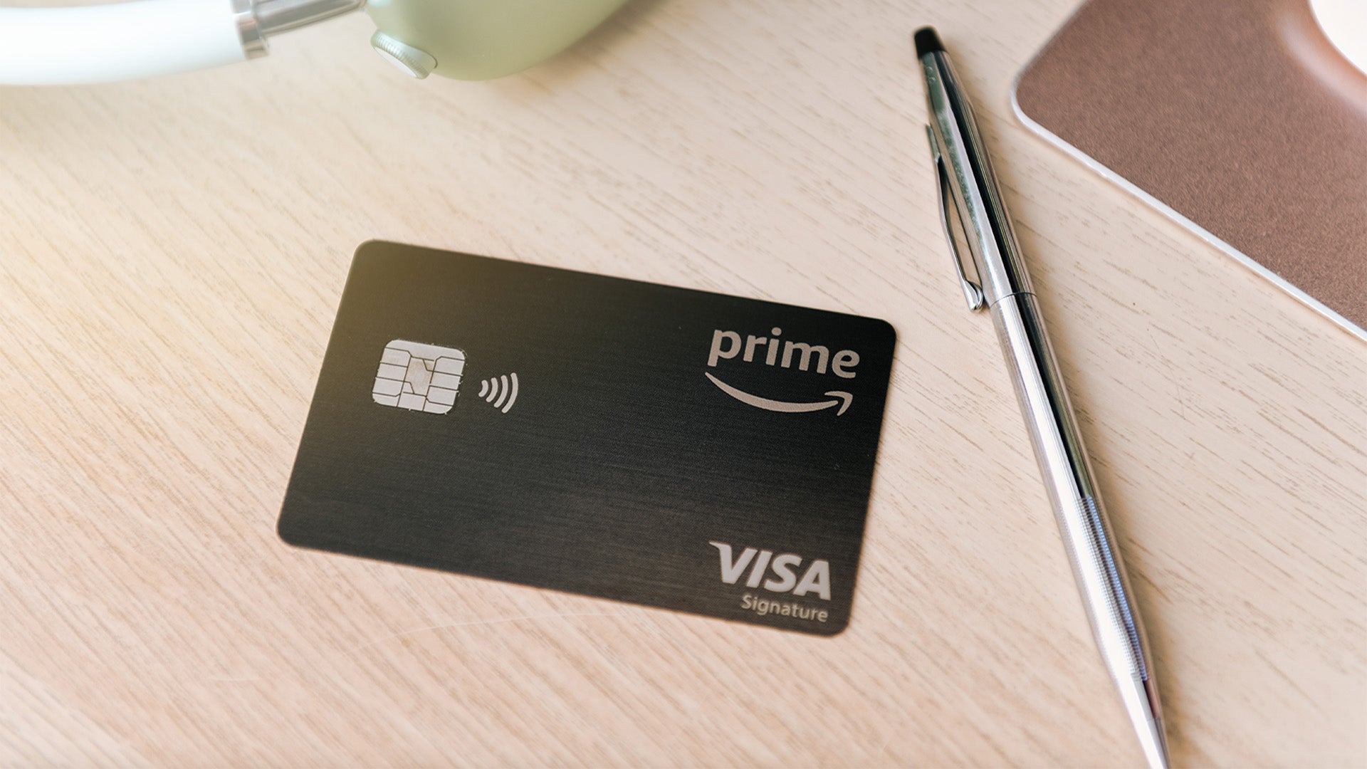 Amazon-Kreditkarte auf einem Tisch mit Visa-Schriftzug