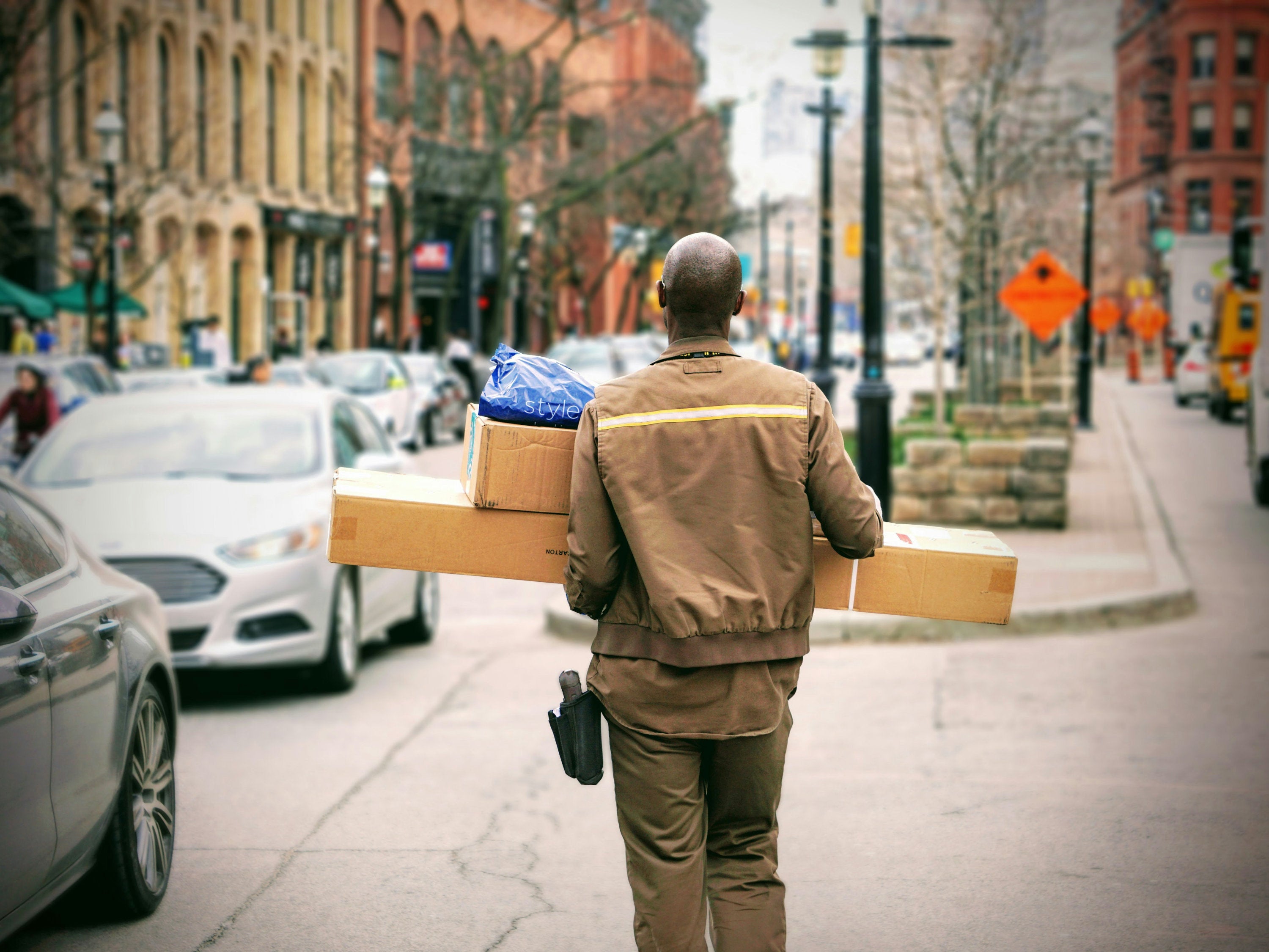 Ein Amazon-Bote bringt Pakete