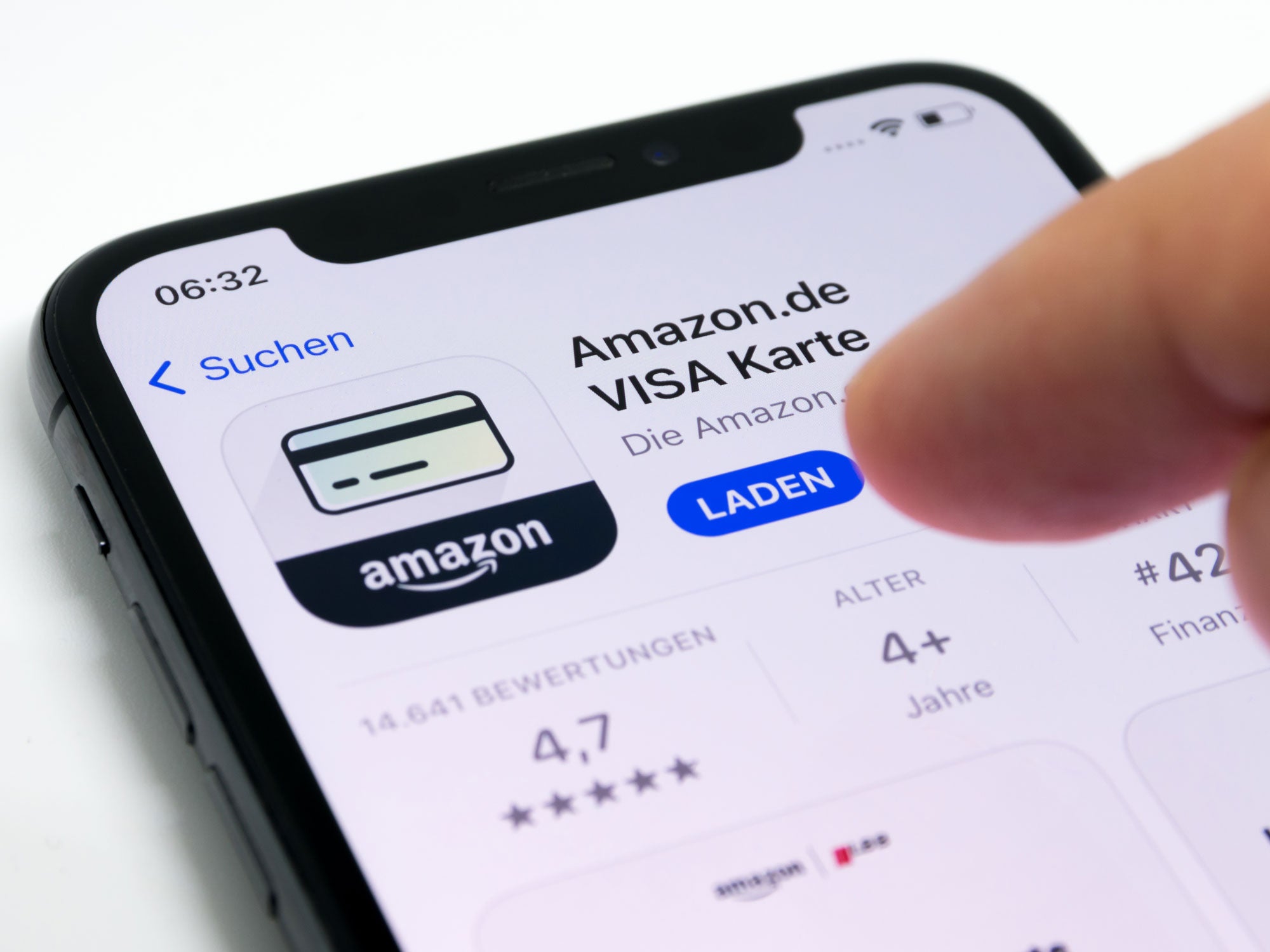 Amazon Visa Kreditkarte als App auf einem Smartphone-Display