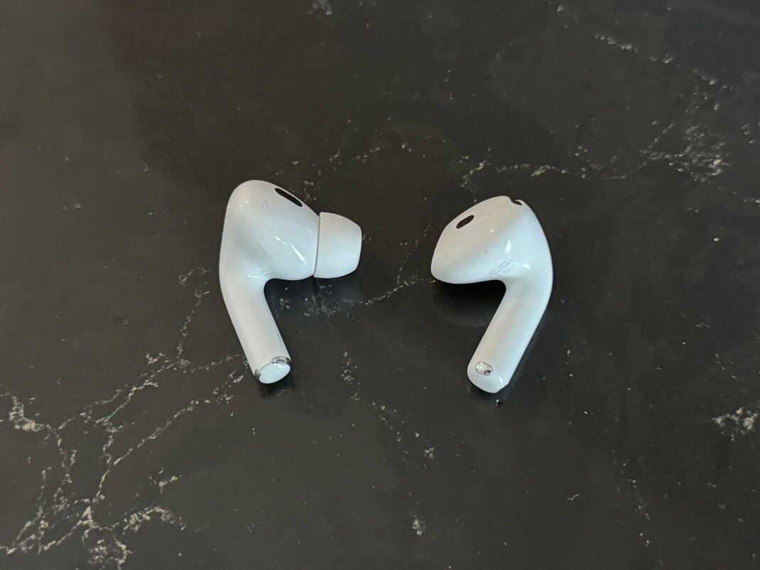 Apple AirPods 4 vs Pro 2