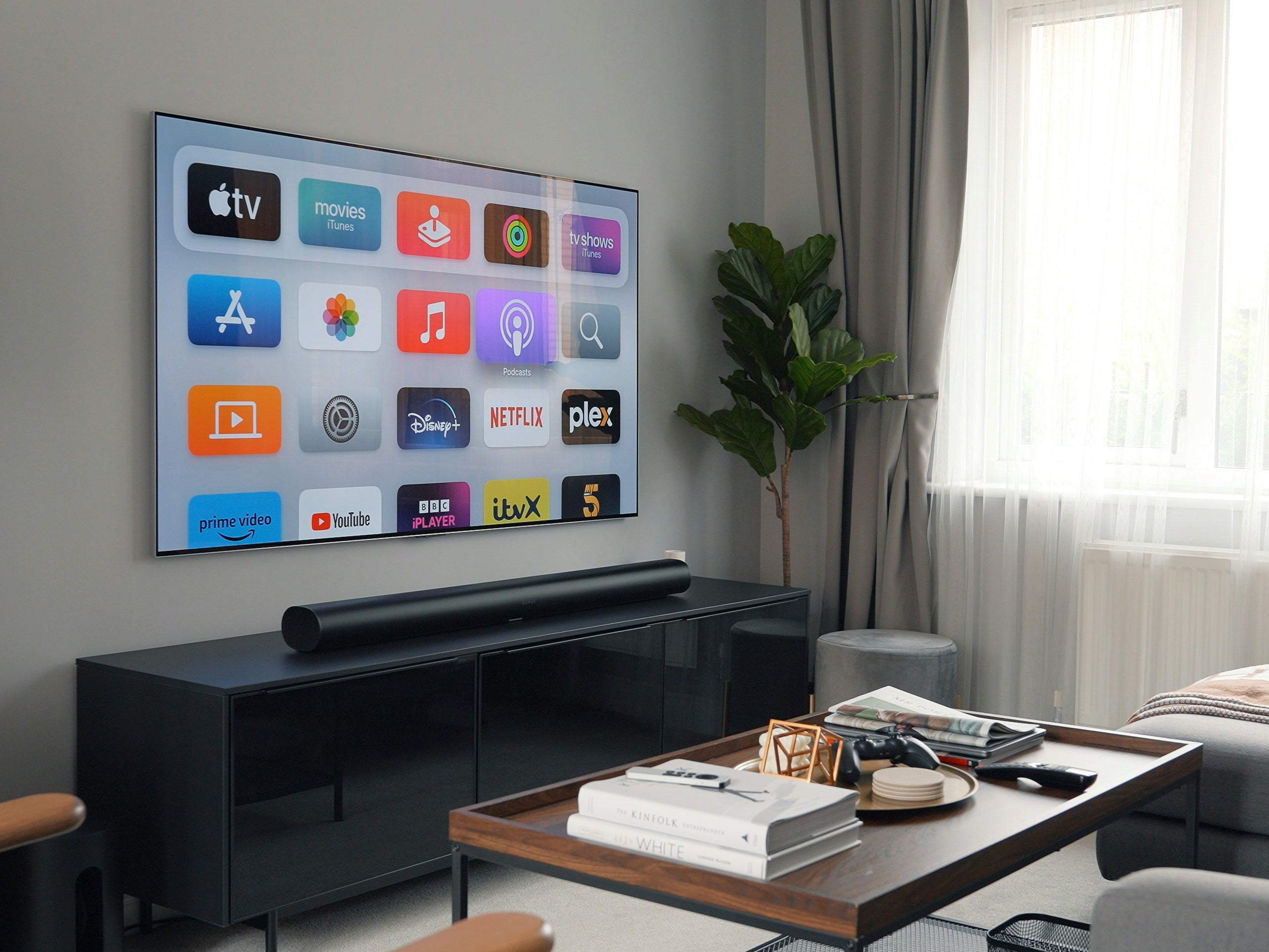 Ein Fernseher mit Apple TV im Wohnzimmer