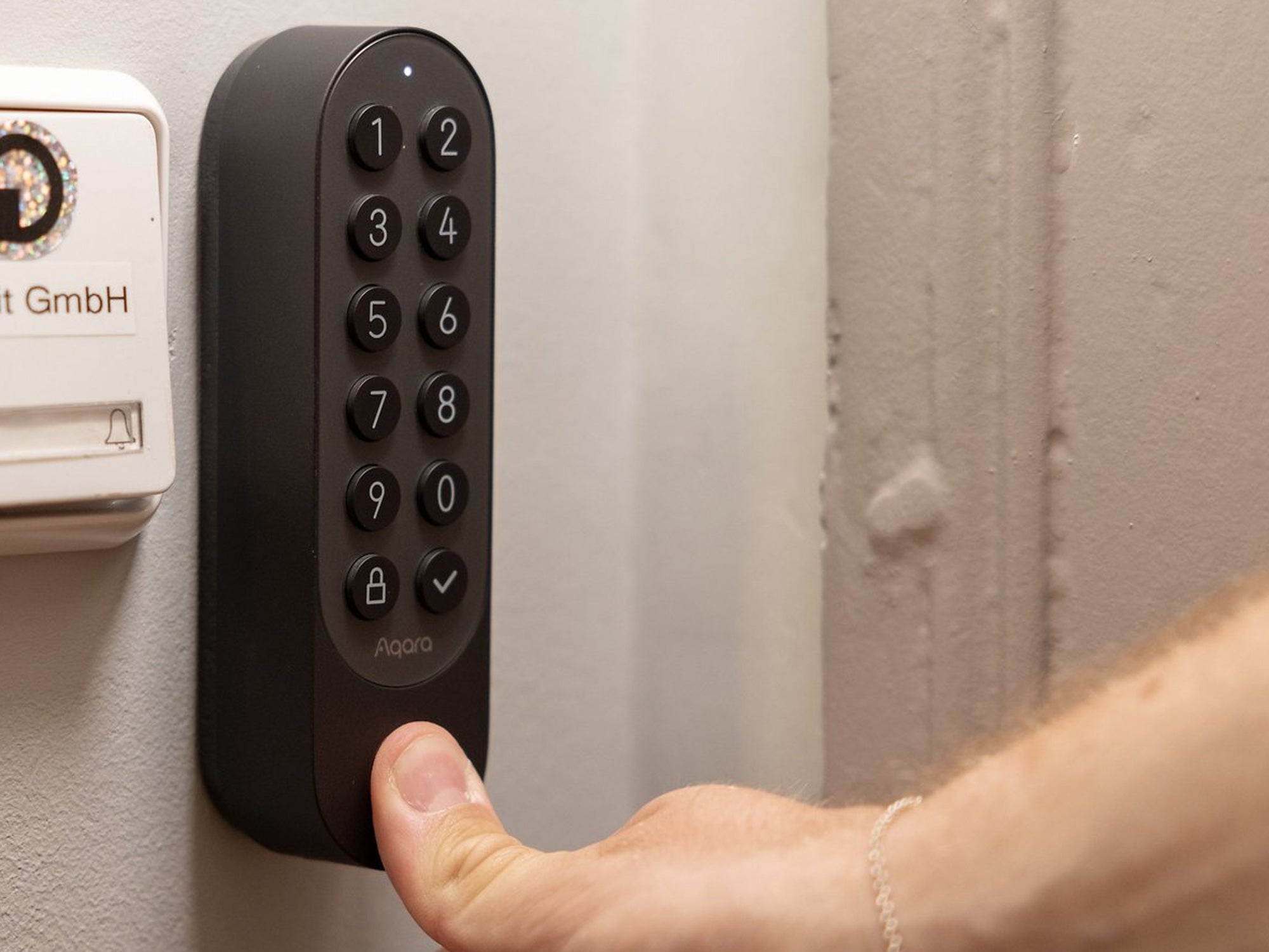 Aqra Smart Lock U200 wird per Fingerabdruck entsperrt