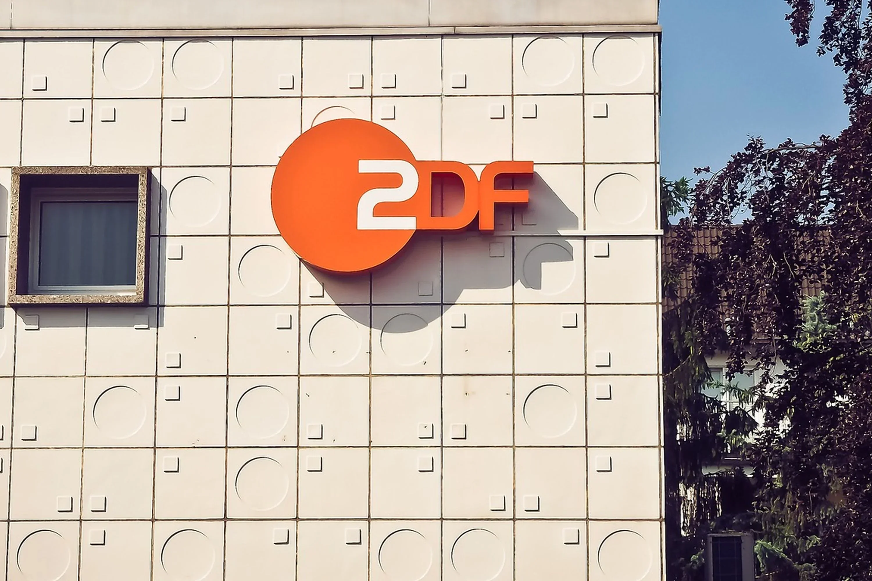 Das ZDF-Logo an einer Hauswand