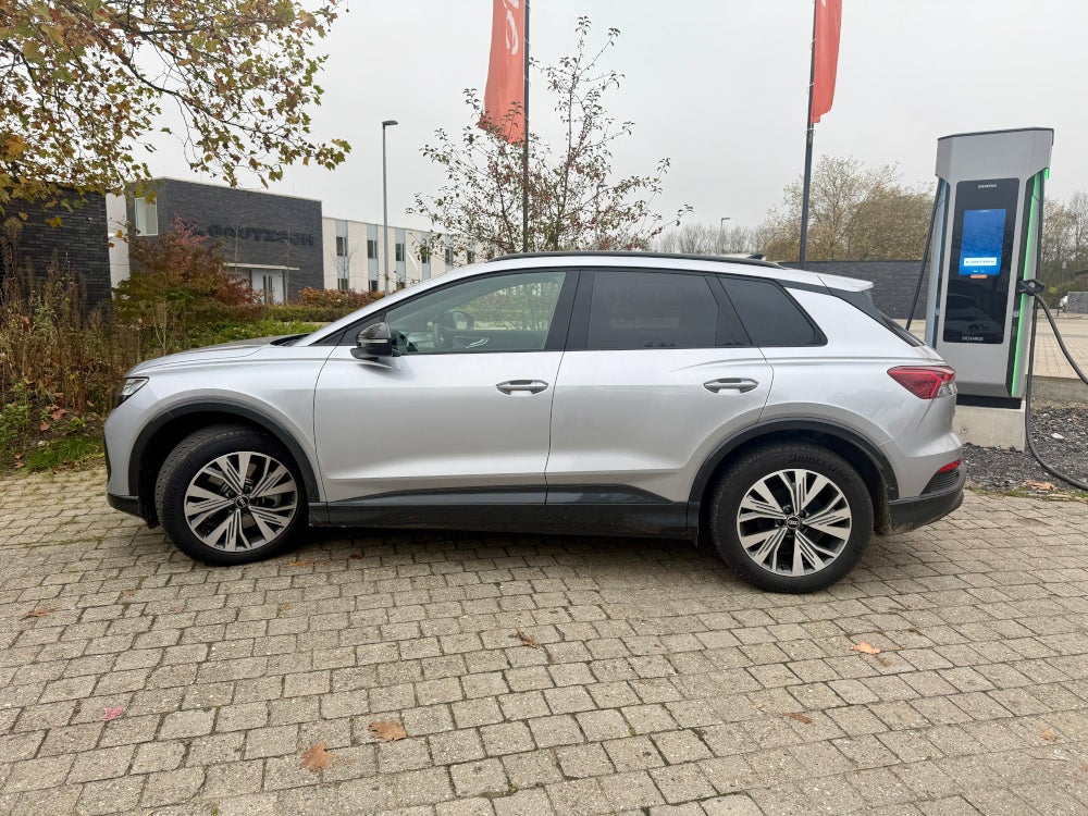 Audi Q4 e-tron steht im Test an einer Ladesäule.