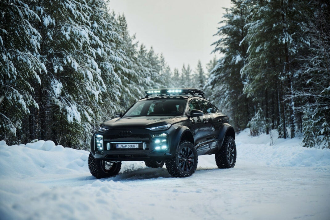 Audi Q6 e-tron offroad concept steht in einer Schneelandschaft.