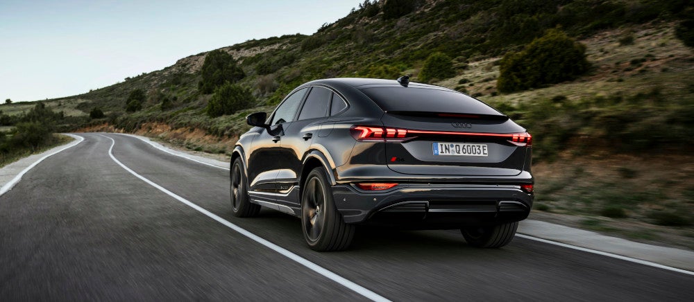 Audi Q6 Sportback e-tron in der Heckansicht.