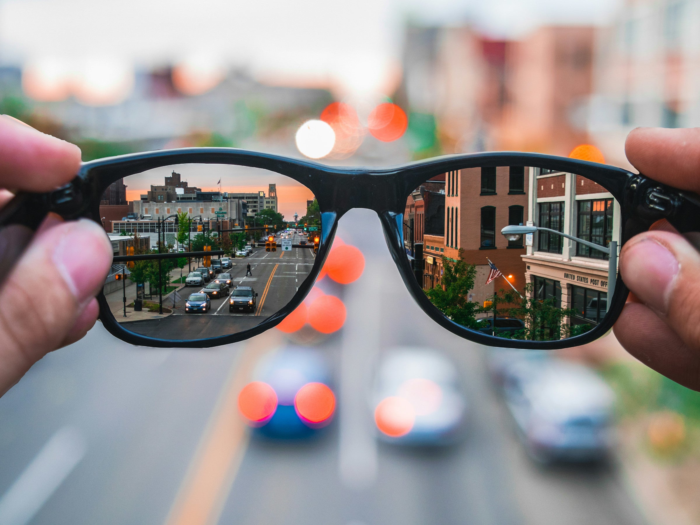 Autofahrer aufgepasst: Deshalb sollte man eine Brille im Handschuhfach haben