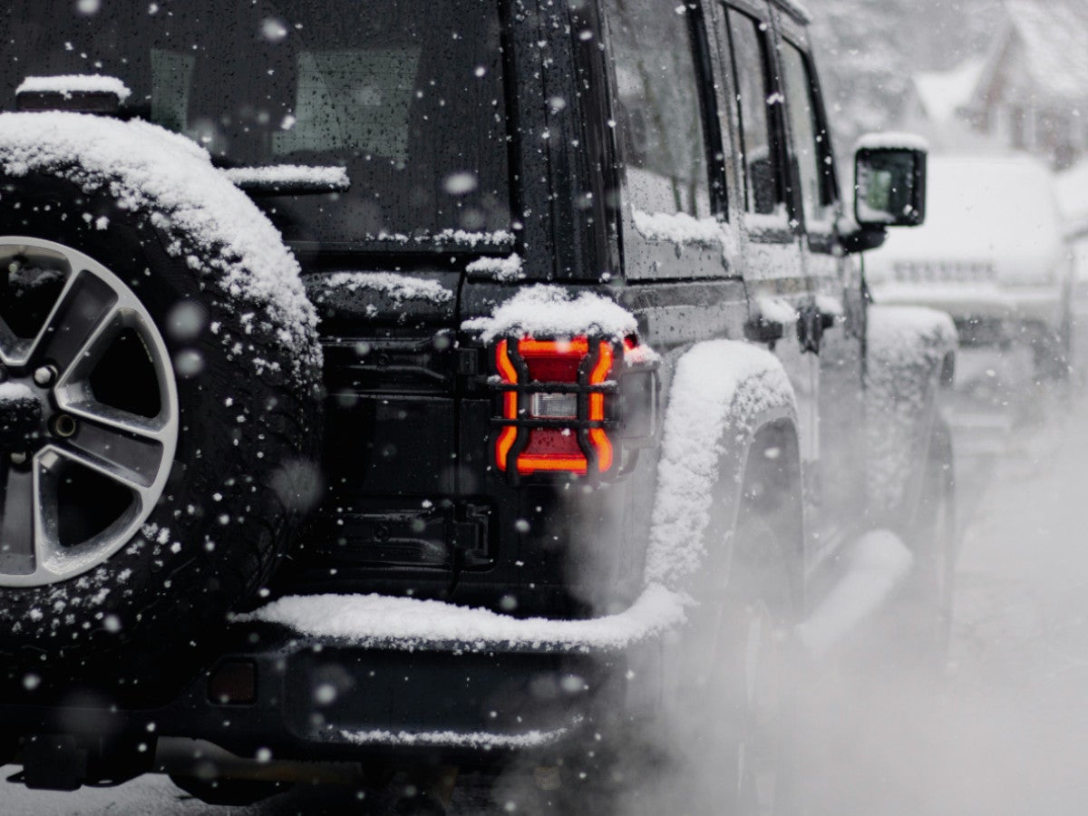 Verschneiter Jeep auf der Straße