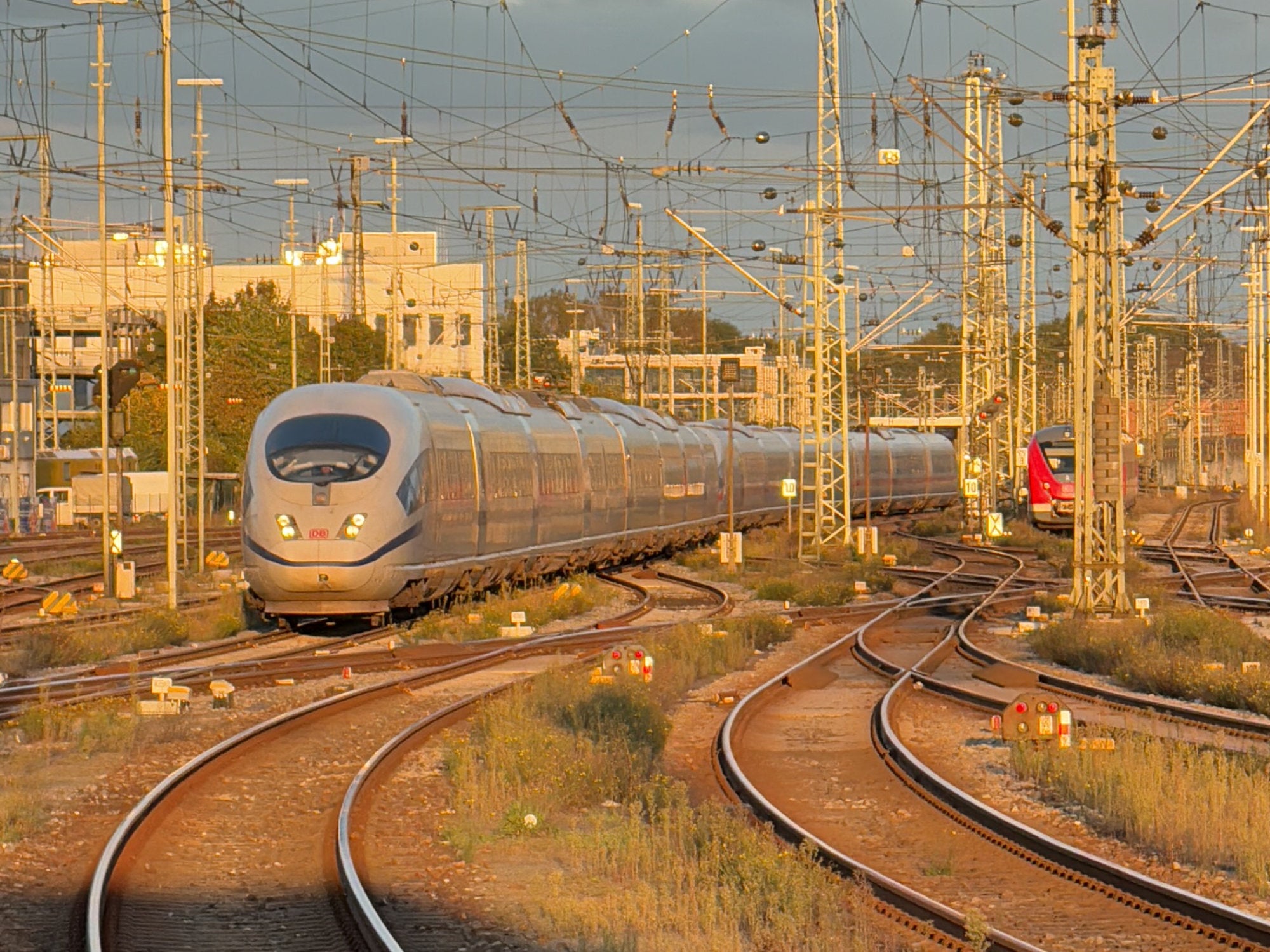 Ein ICE der Deutschen Bahn bei der Einfahrt in Nürnberg Hauptbahnhof