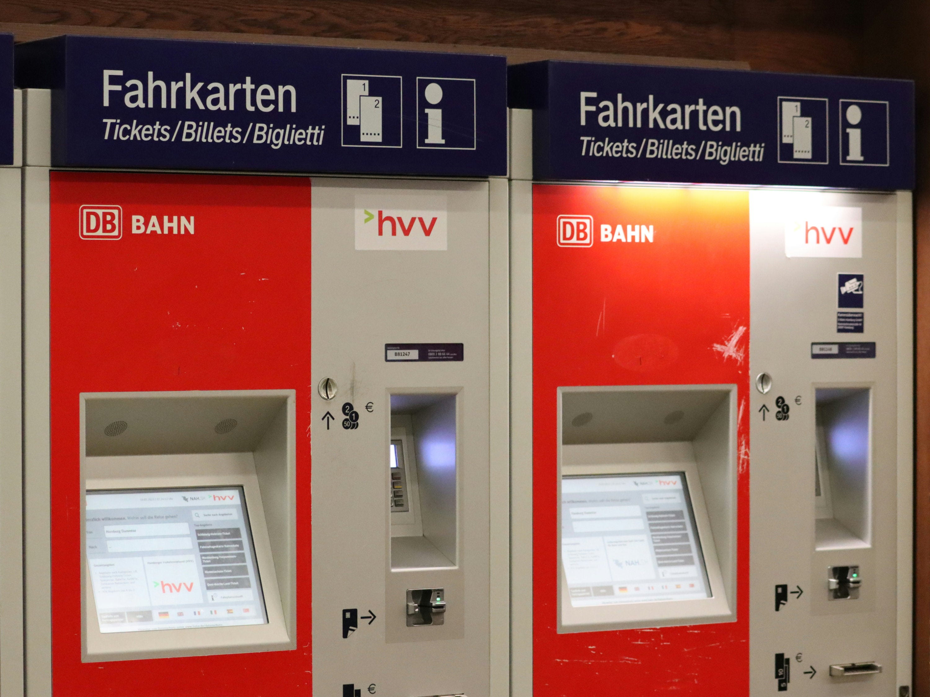 Zwei Fahrkartenautomaten der Deutschen Bahn