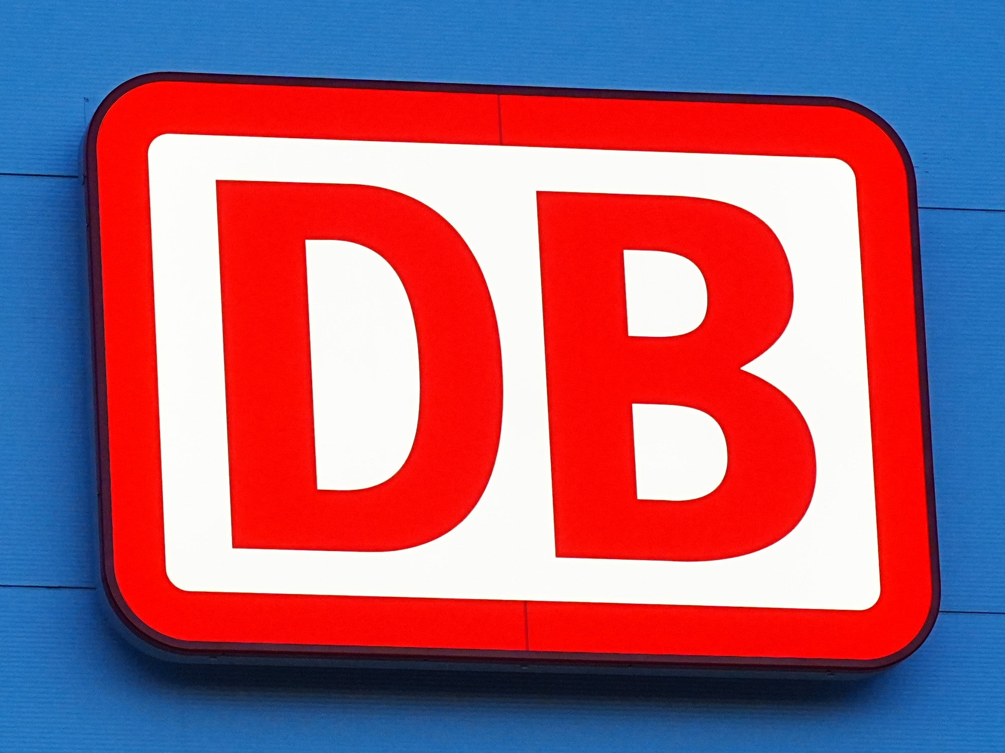 DB-Logo am ICE-In­stand­hal­tungs­werk Cott­bu.