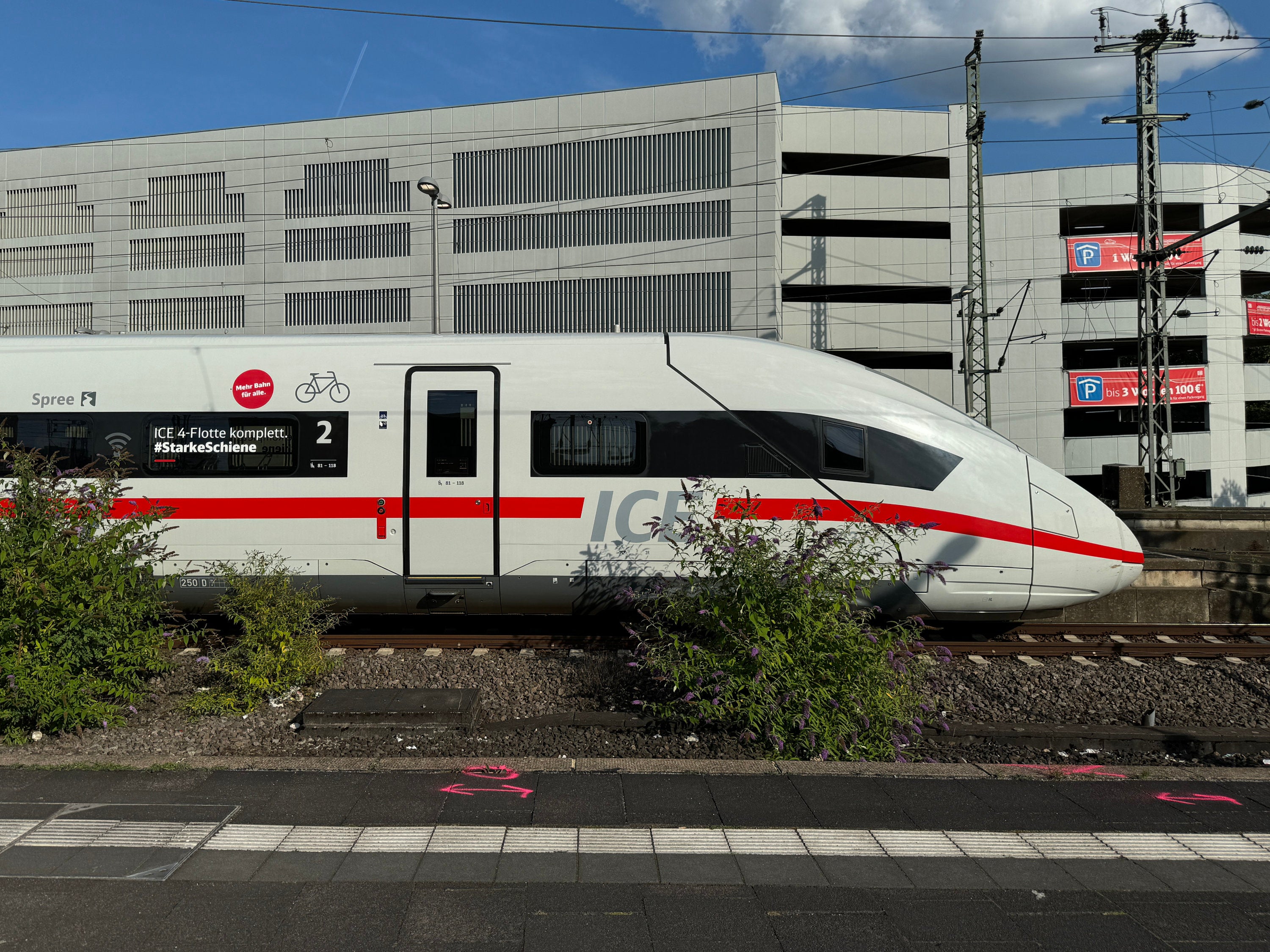 Ein ICE 4 der Deutschen Bahn steht in Düsseldorf