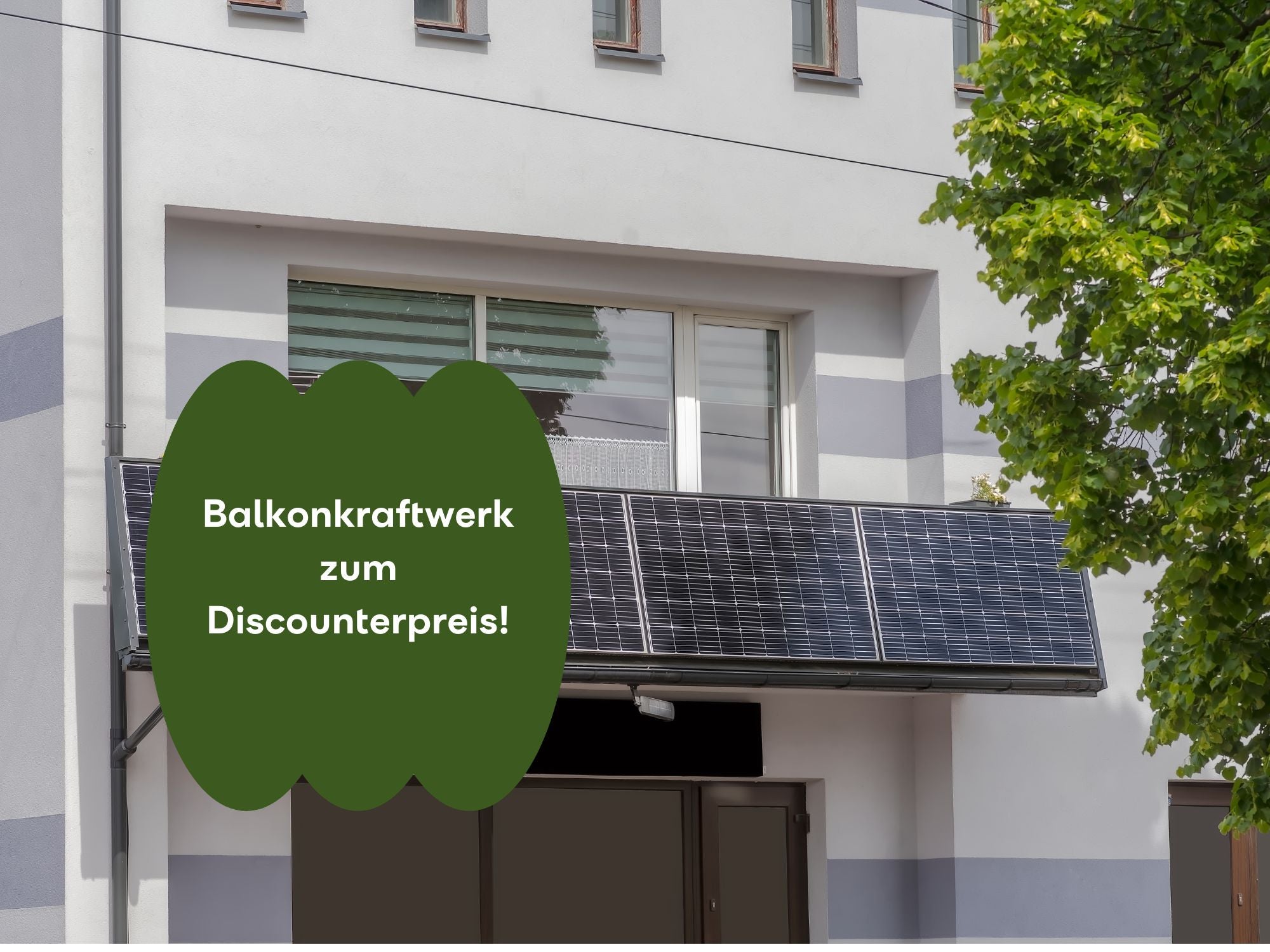 Solaranlage ist am Balkon einer Wohnung angebracht