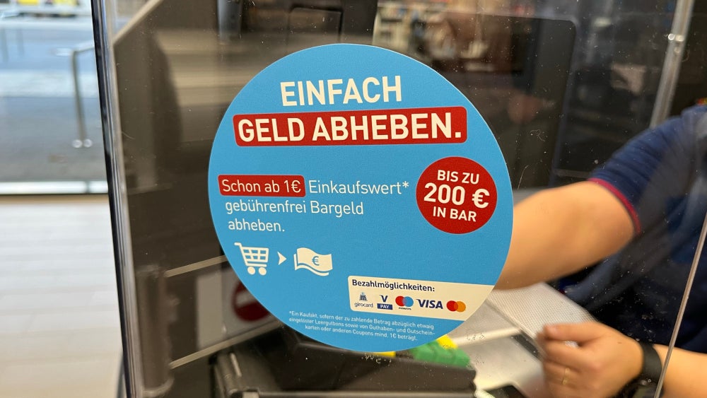 Aufkleber in einer Filiale weist auf Bargeldabhebung bei Aldi Nord hin.