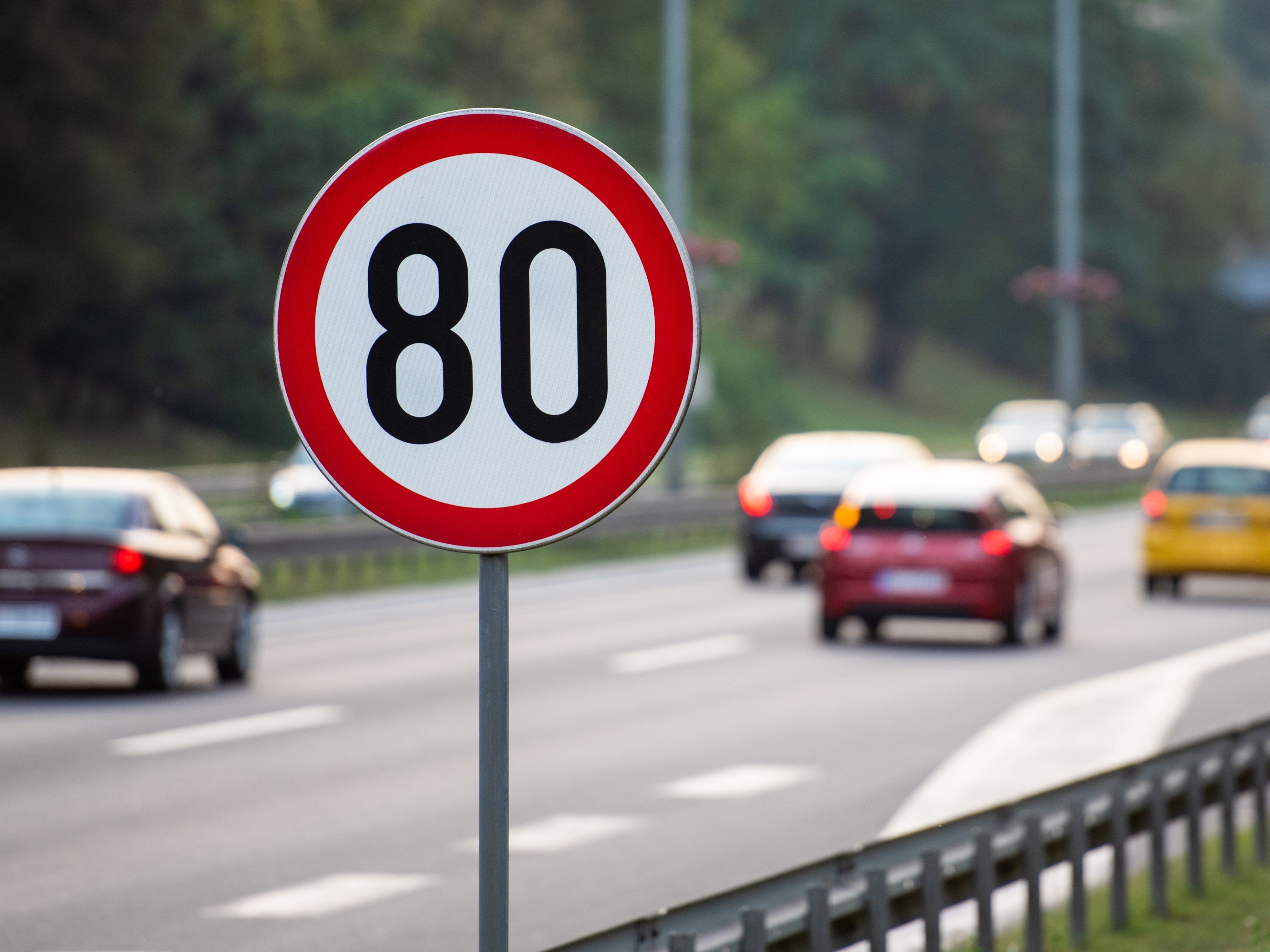 Geschwindigkeitsbegrenzung, Tempo, Auto, Verkehrsschild