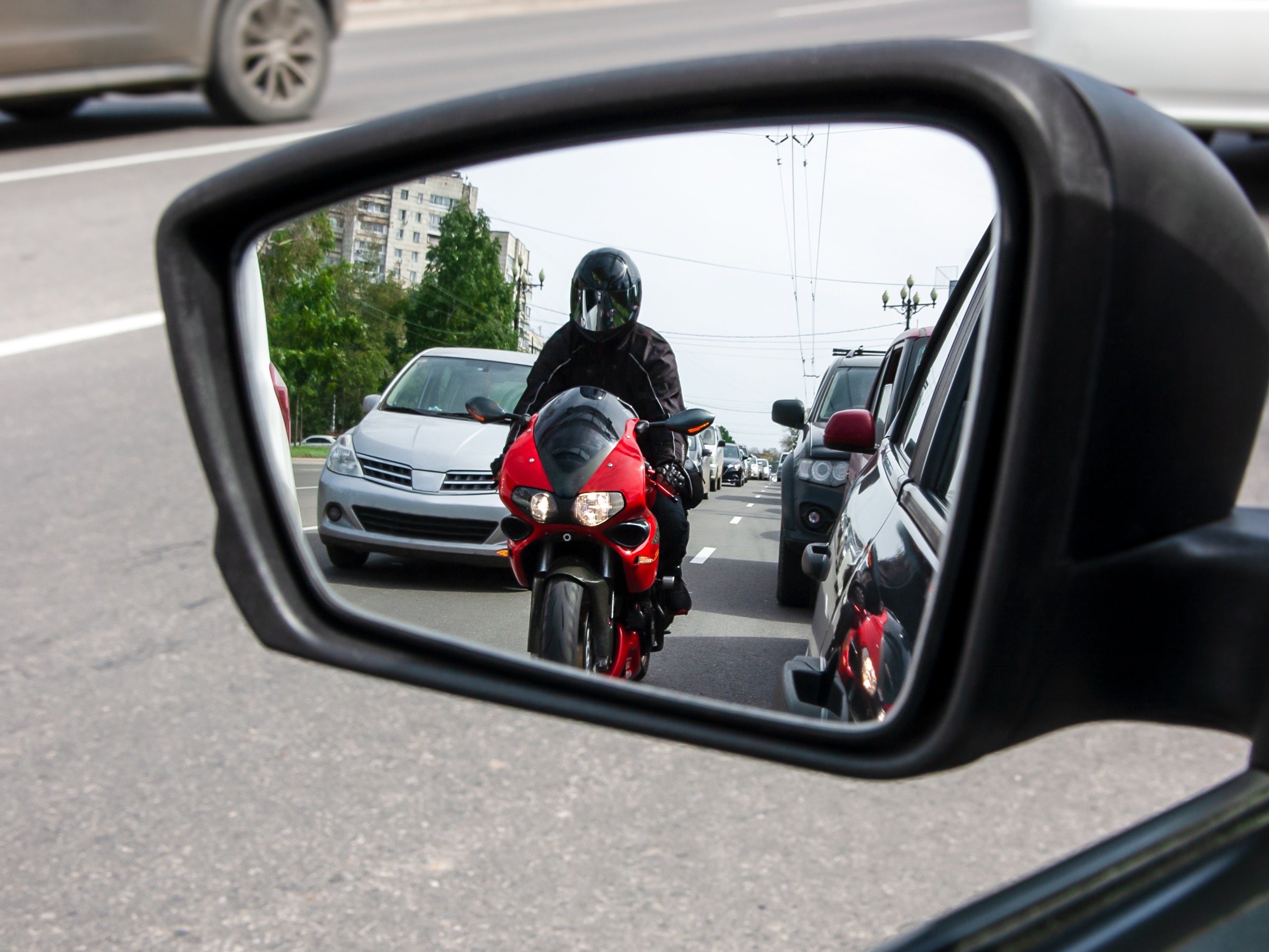 Biker im Rückspiegel