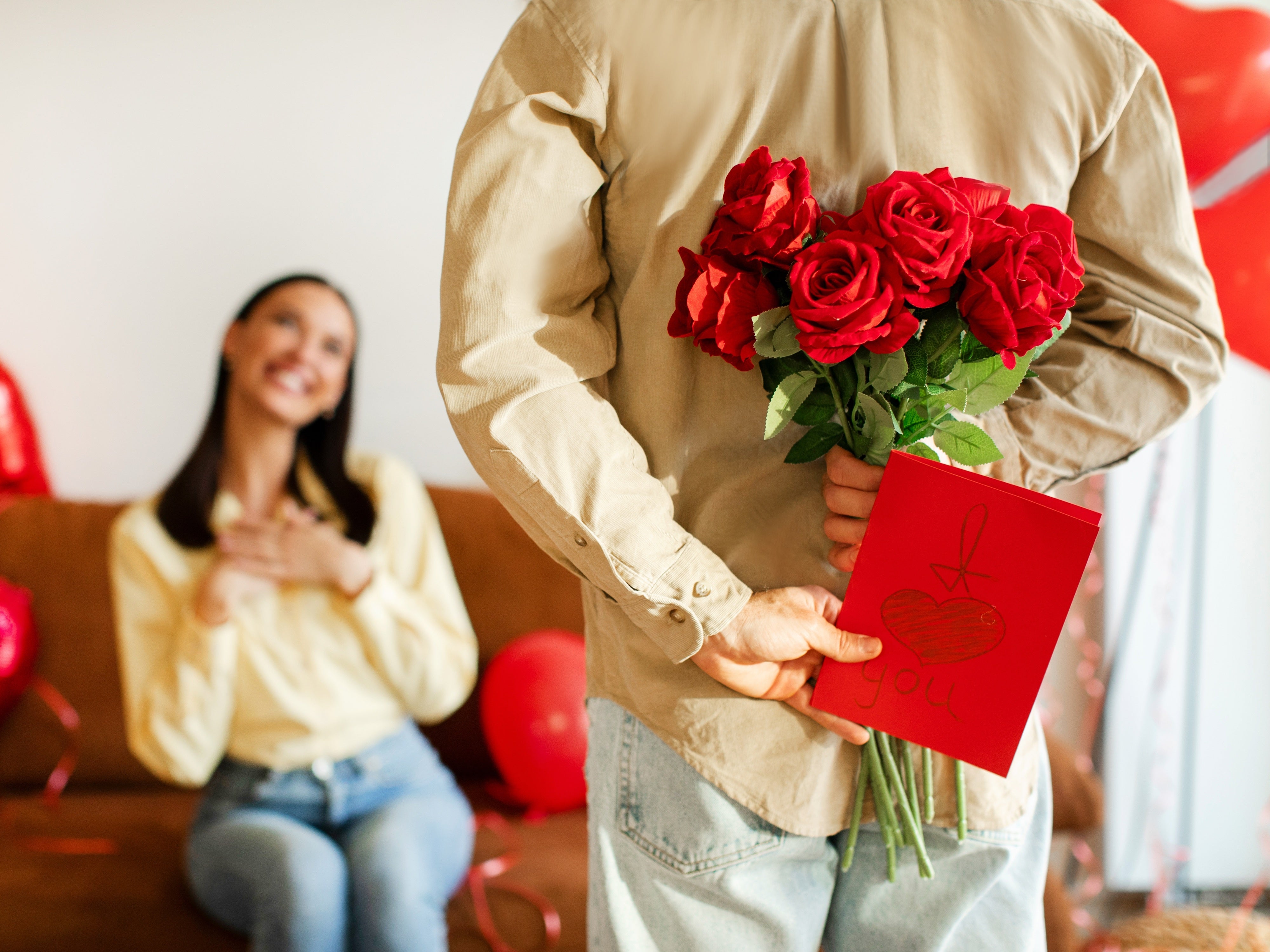 Mann verschenkt Blumen zum Valentinstag