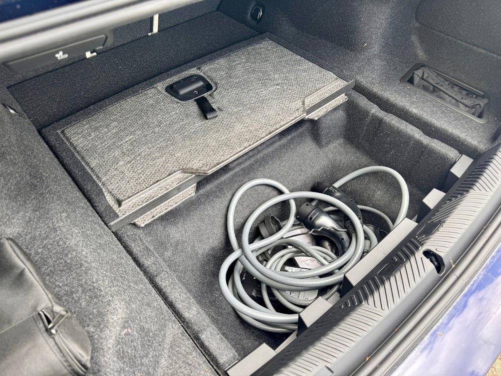 Doppelboden im Kofferraum des BMW i5. 