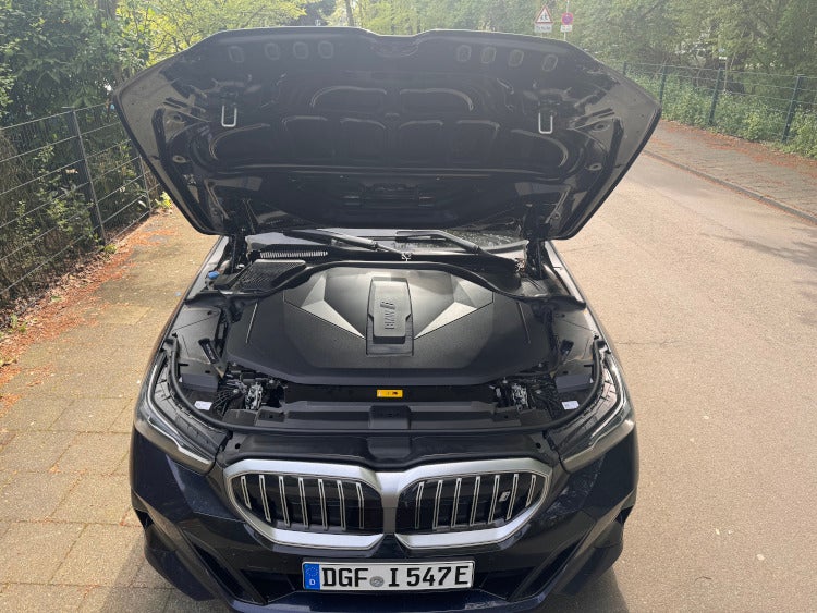 Motorraum im BMW I5 mit Motorabdeckung.