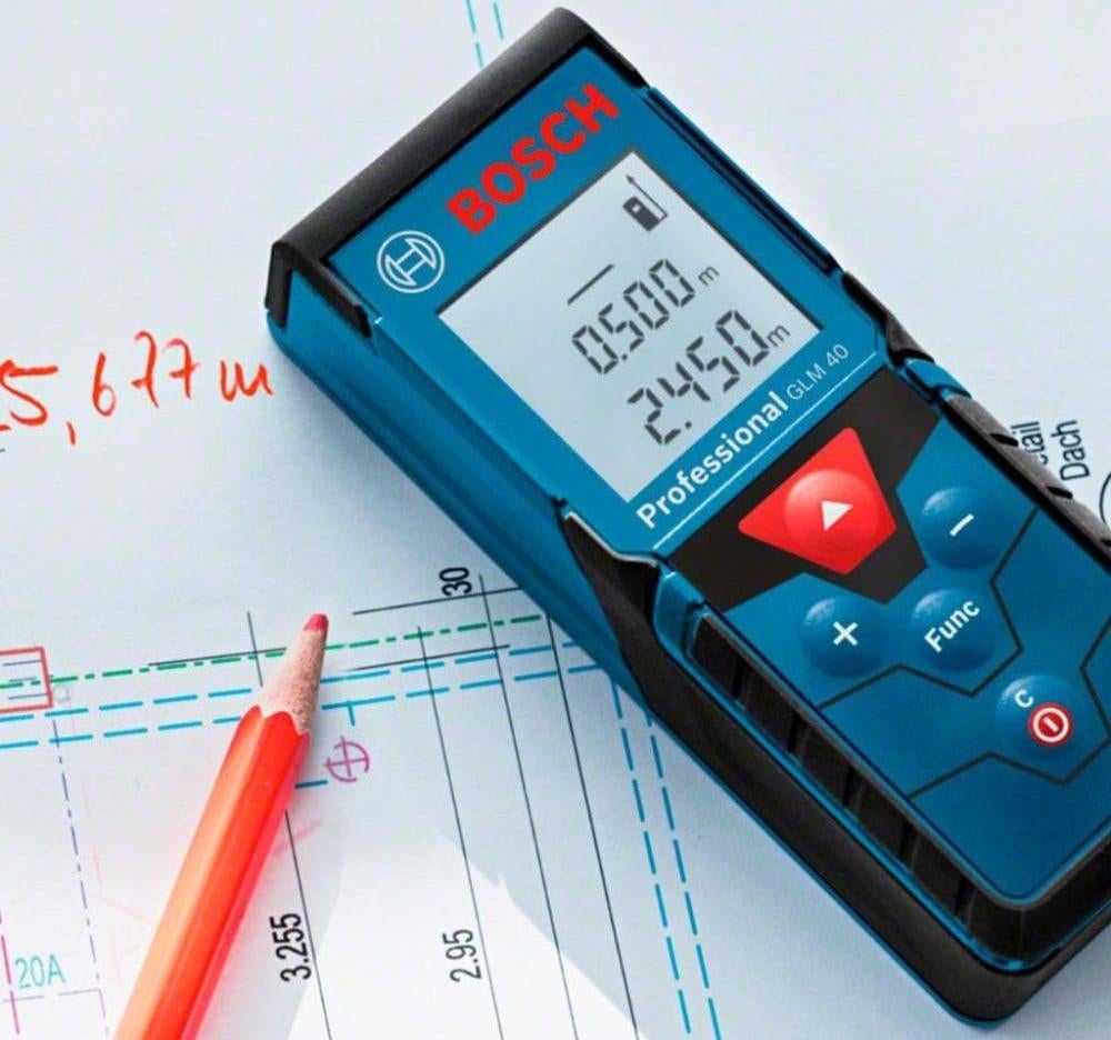 Bosch Professional Laser-Entfernungsmesser GLM40 liegt auf einem Zettel mit Bauzeichnungen