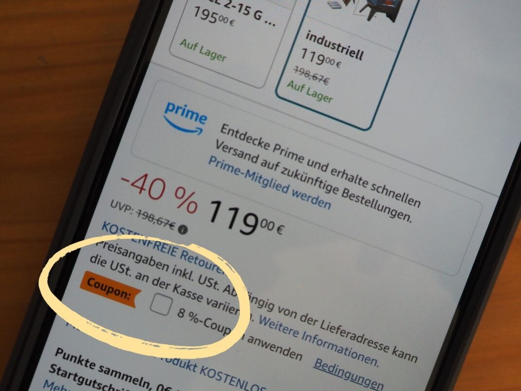 Auf einem Handy ist ein Amazon-Angebot zu sehen. Ein aktivierbarer Coupon ist gelb eingekreist