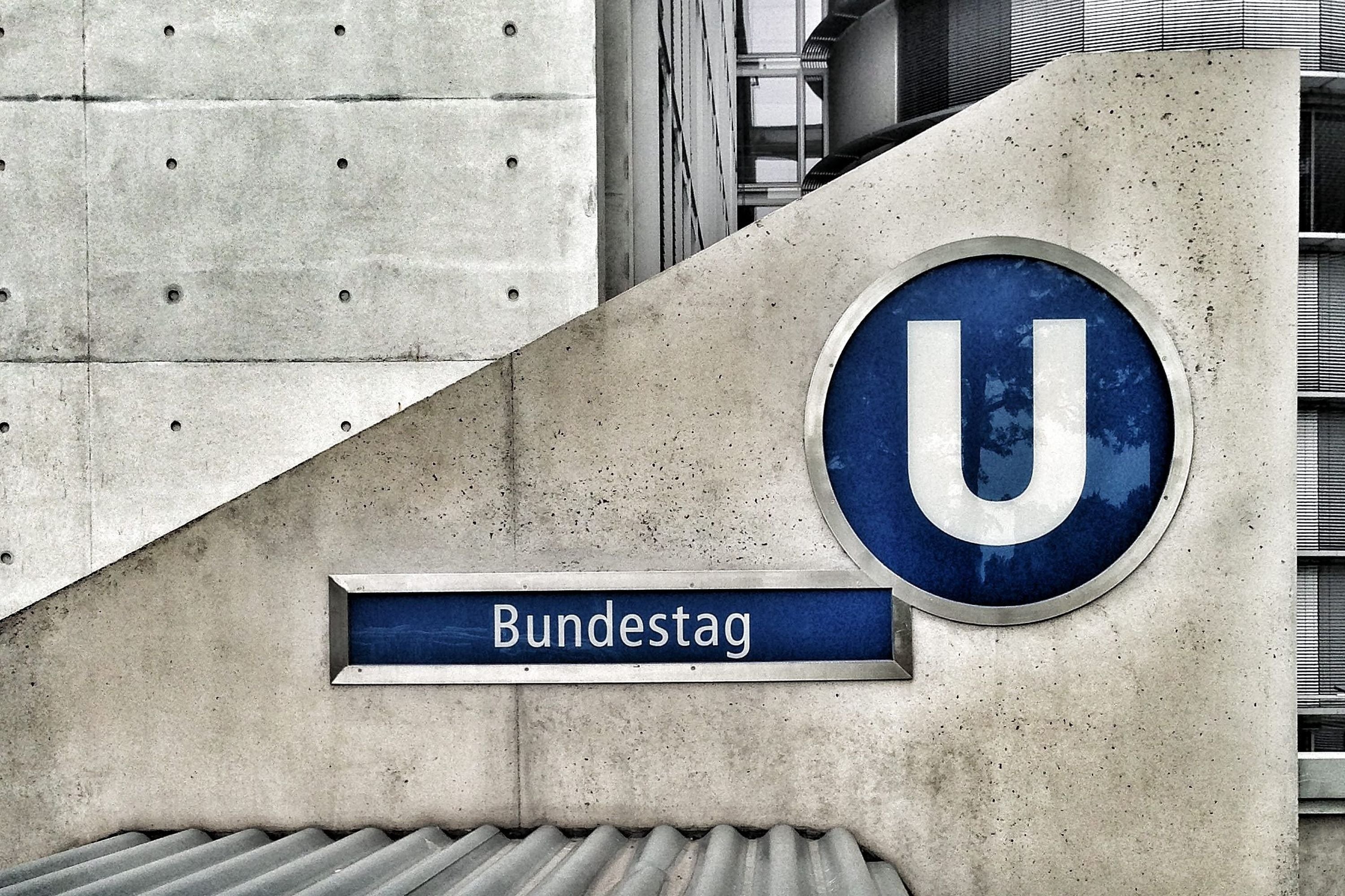 Der Eingang zum U-Bahnhof Bundestag