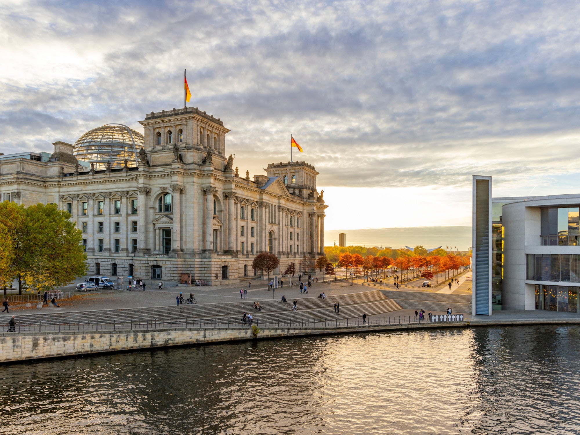 Herbstimpressionen vom Reichstagsgebäude am Spreeufer im Parlamentsviertel in der Abenddämmerung. Rechts ist das Paul-Löbe-Haus zu sehen.