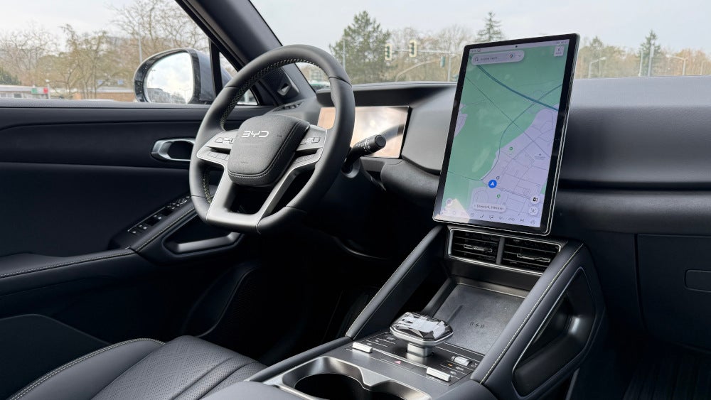 Cockpit des BYD Atto 2 mit schwenkbarem Center-Display.