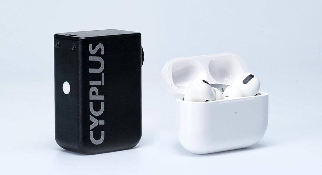 Die Cycplus-Akku-Fahrradpumpe im Vergleich mit Apple AirPods