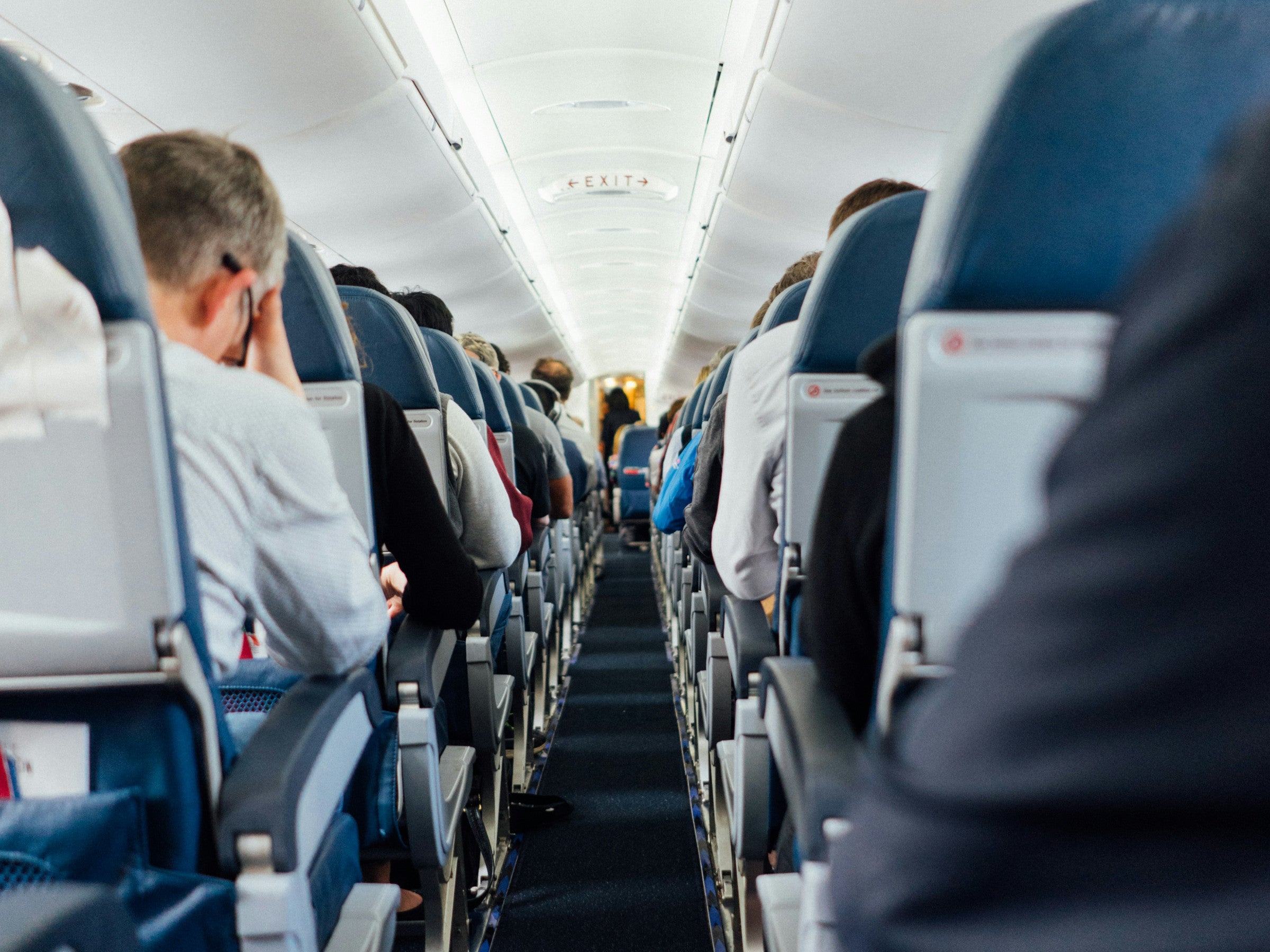 Das passiert, wenn man im Flugzeug während des Flugs die Tür öffnet